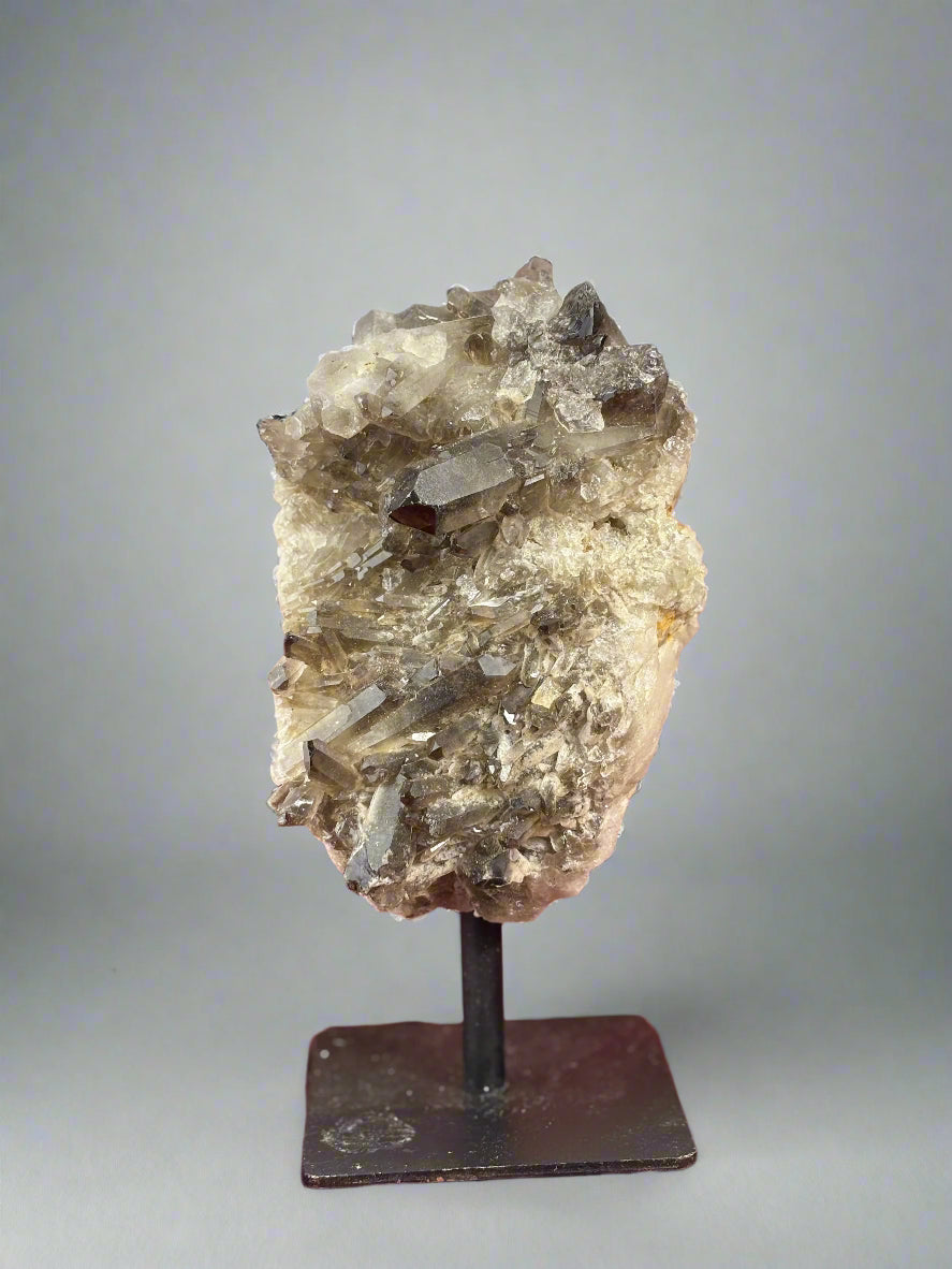 Füstkvarc fekete állványon 1kg