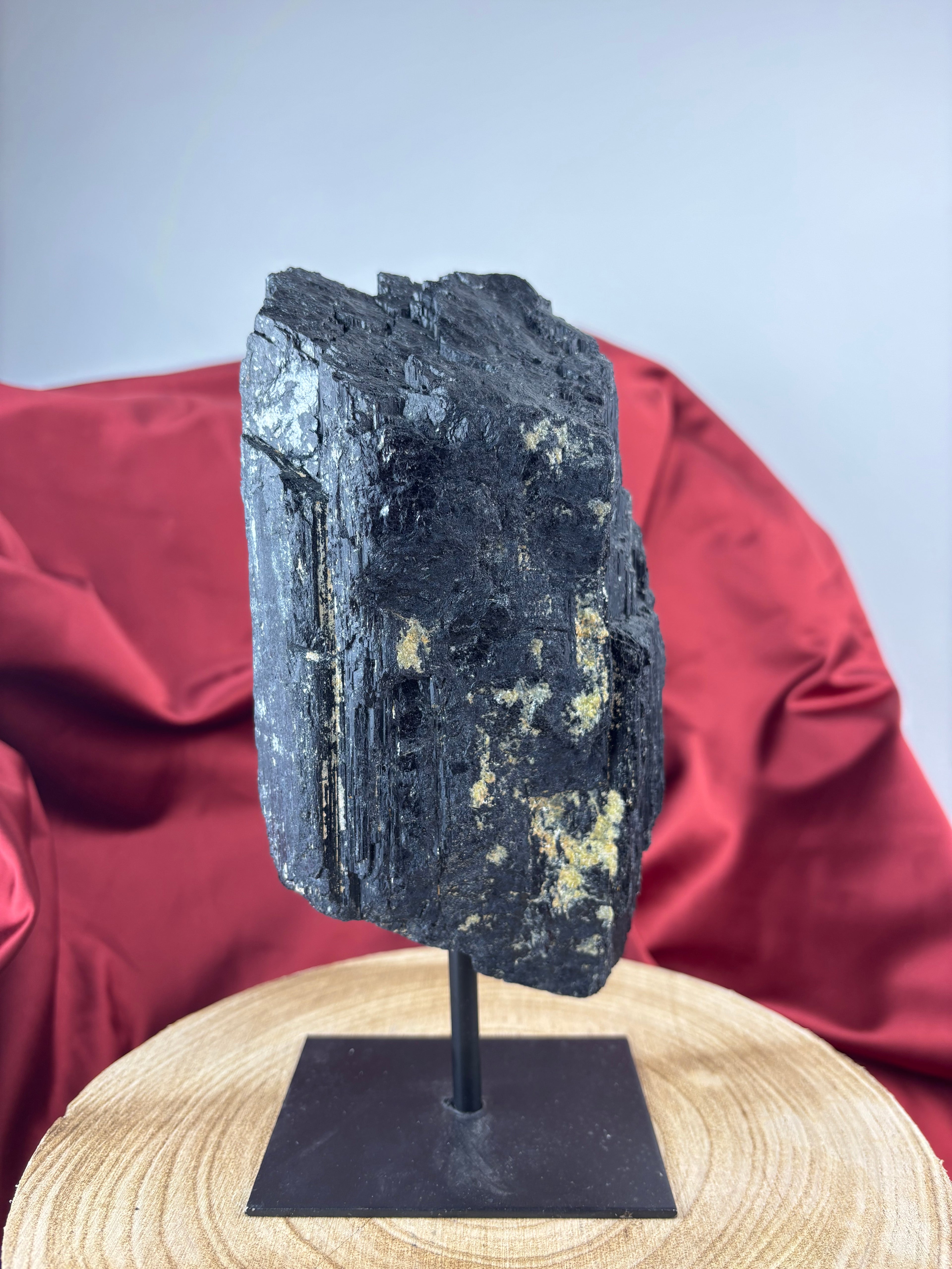 Fekete turmalin állvánnyal 2,5kg 23cm