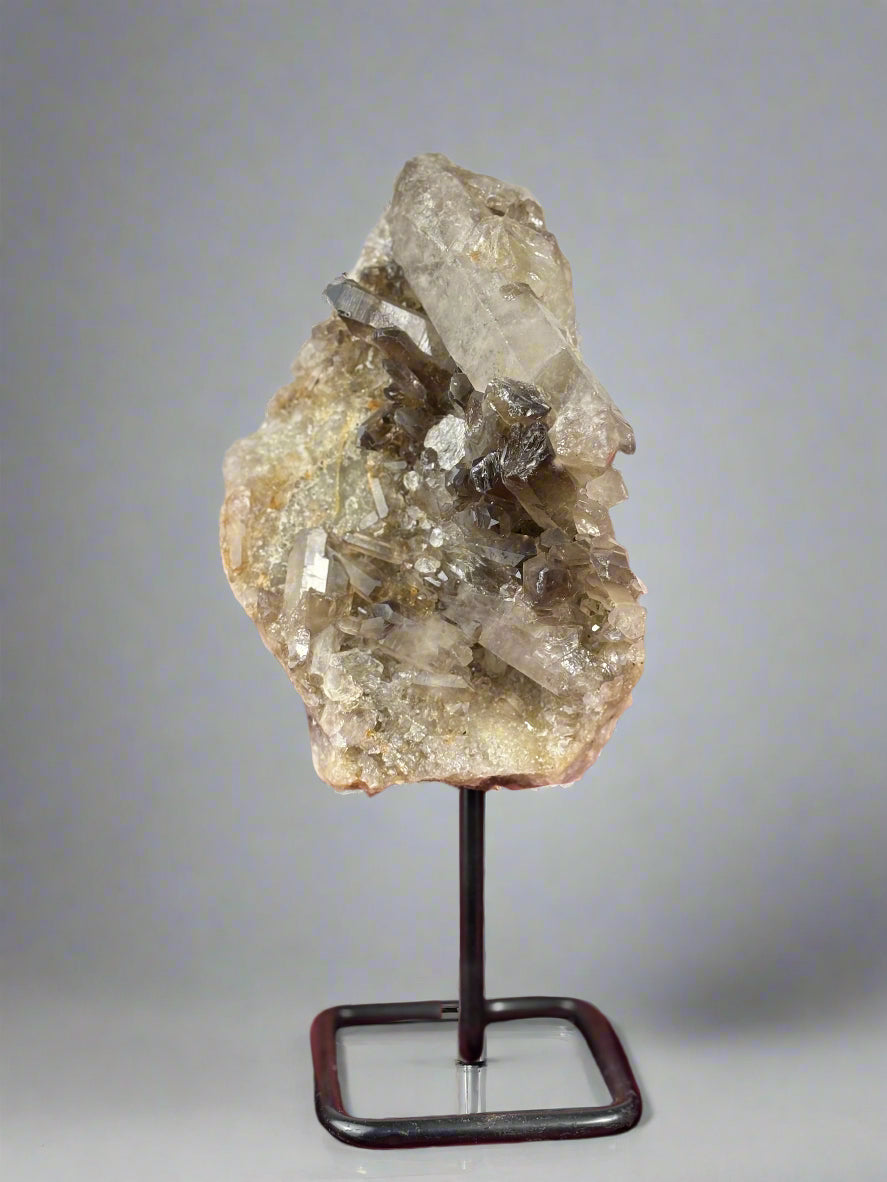 Füstkvarc fekete állványon 1.1kg