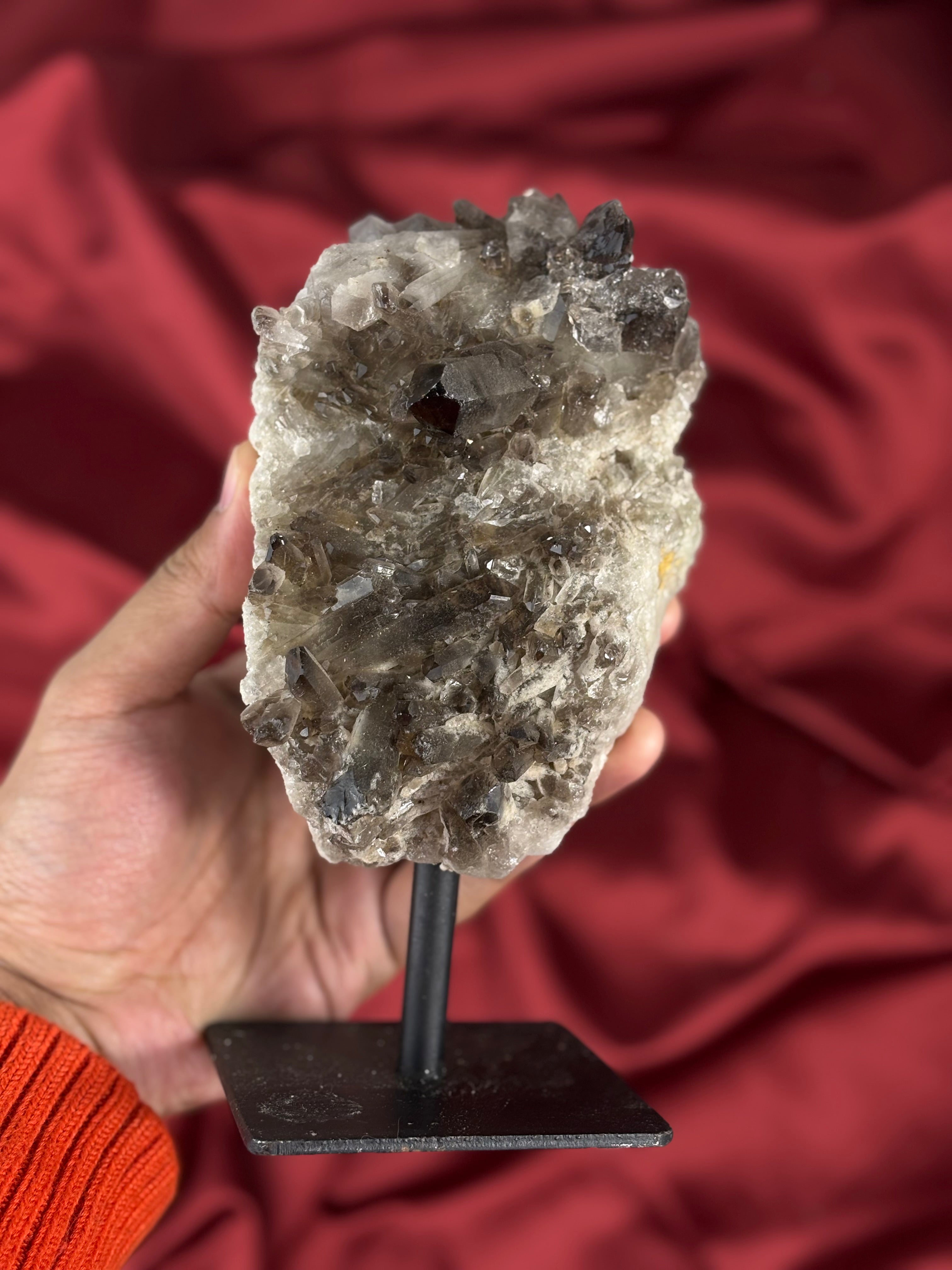 Füstkvarc fekete állványon 1kg