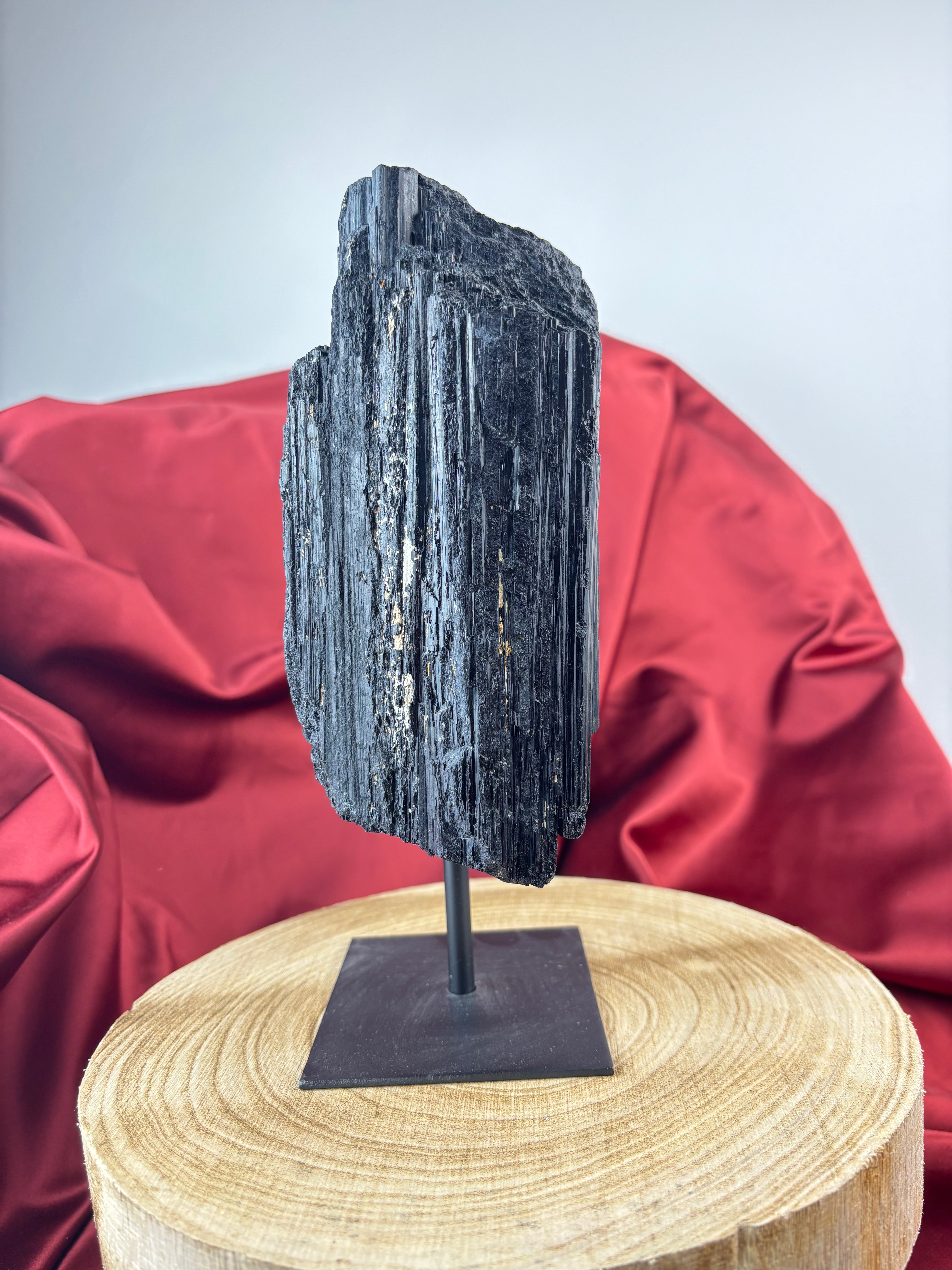 Fekete turmalin állvánnyal 3,2kg 22cm