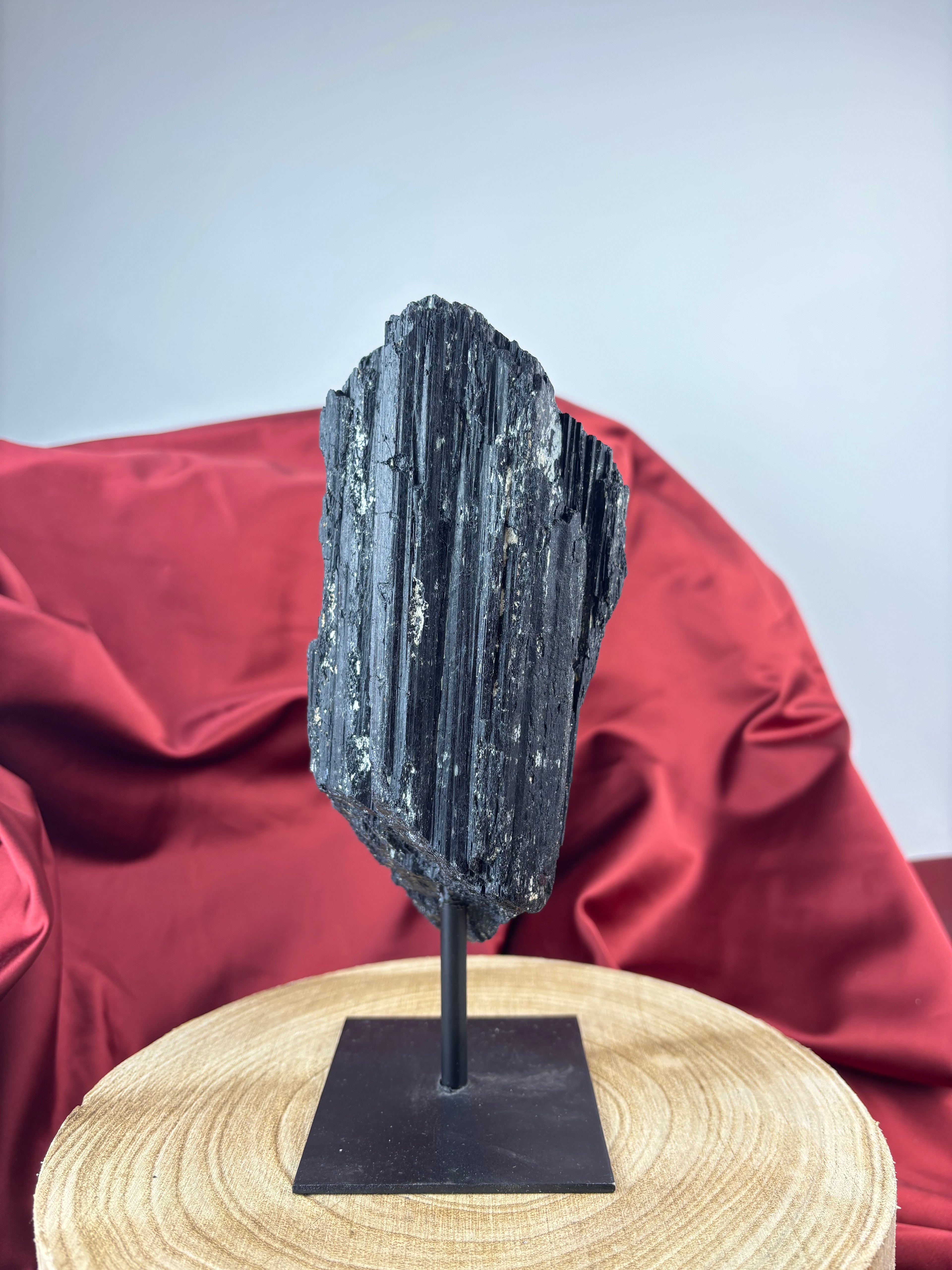 Fekete turmalin állvánnyal 2,5kg 23cm