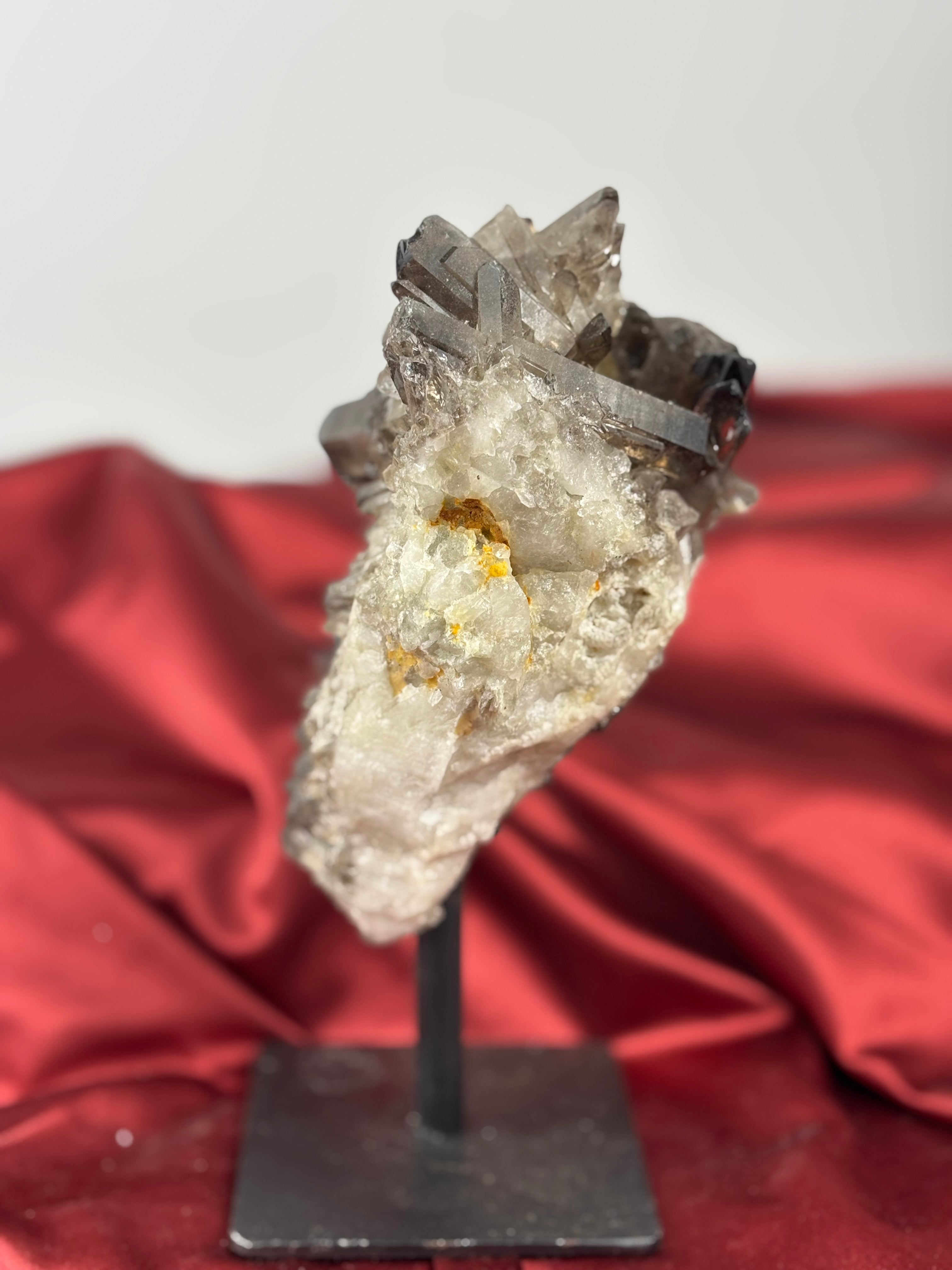 Füstkvarc fekete állványon 1kg