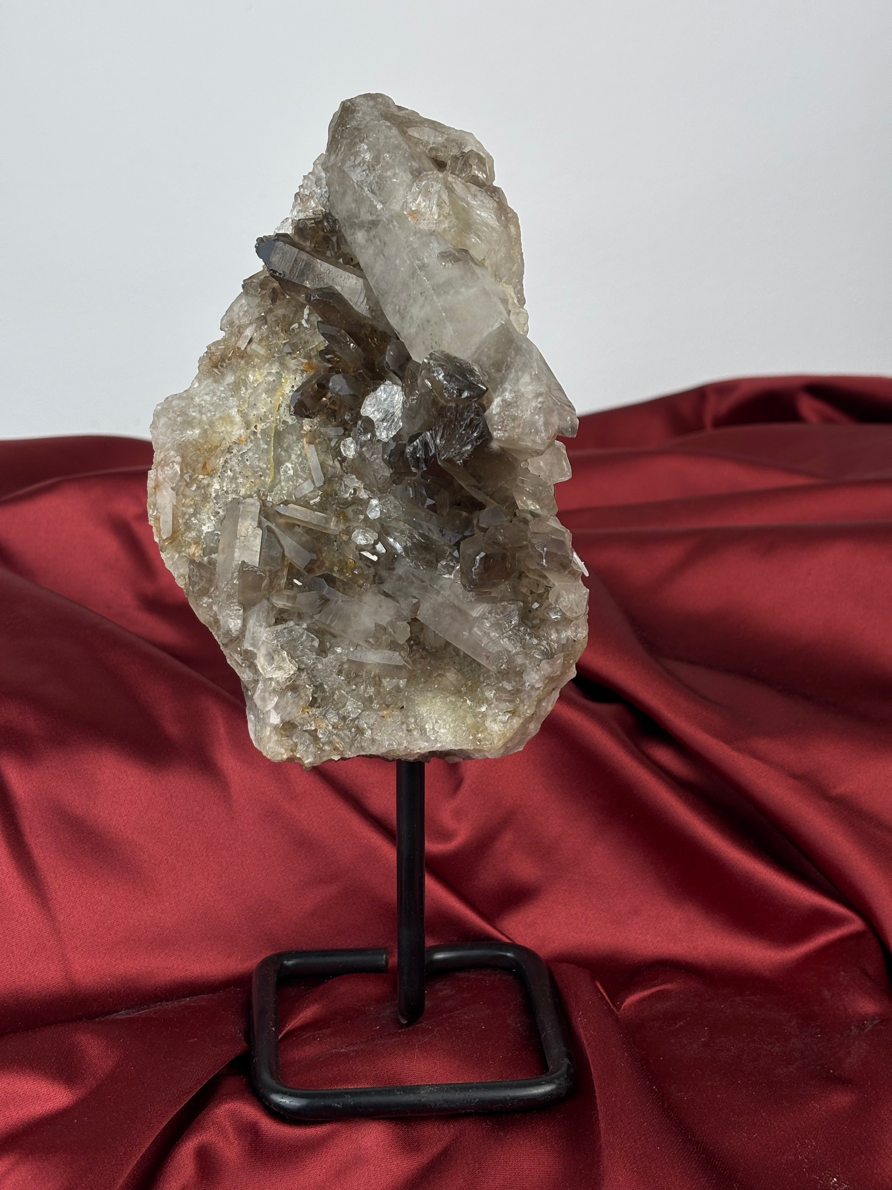 Füstkvarc fekete állványon 1.1kg