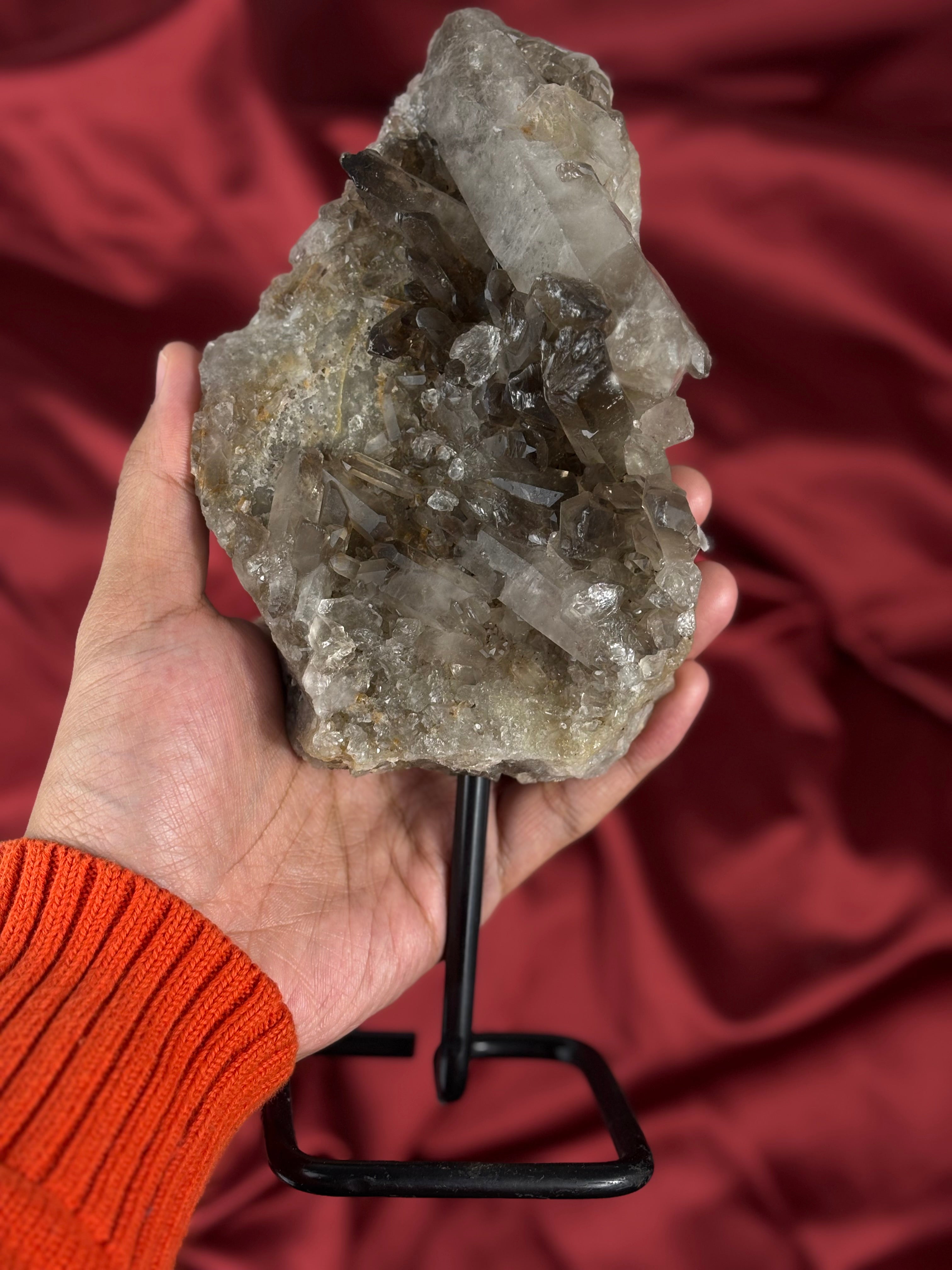 Füstkvarc fekete állványon 1.1kg