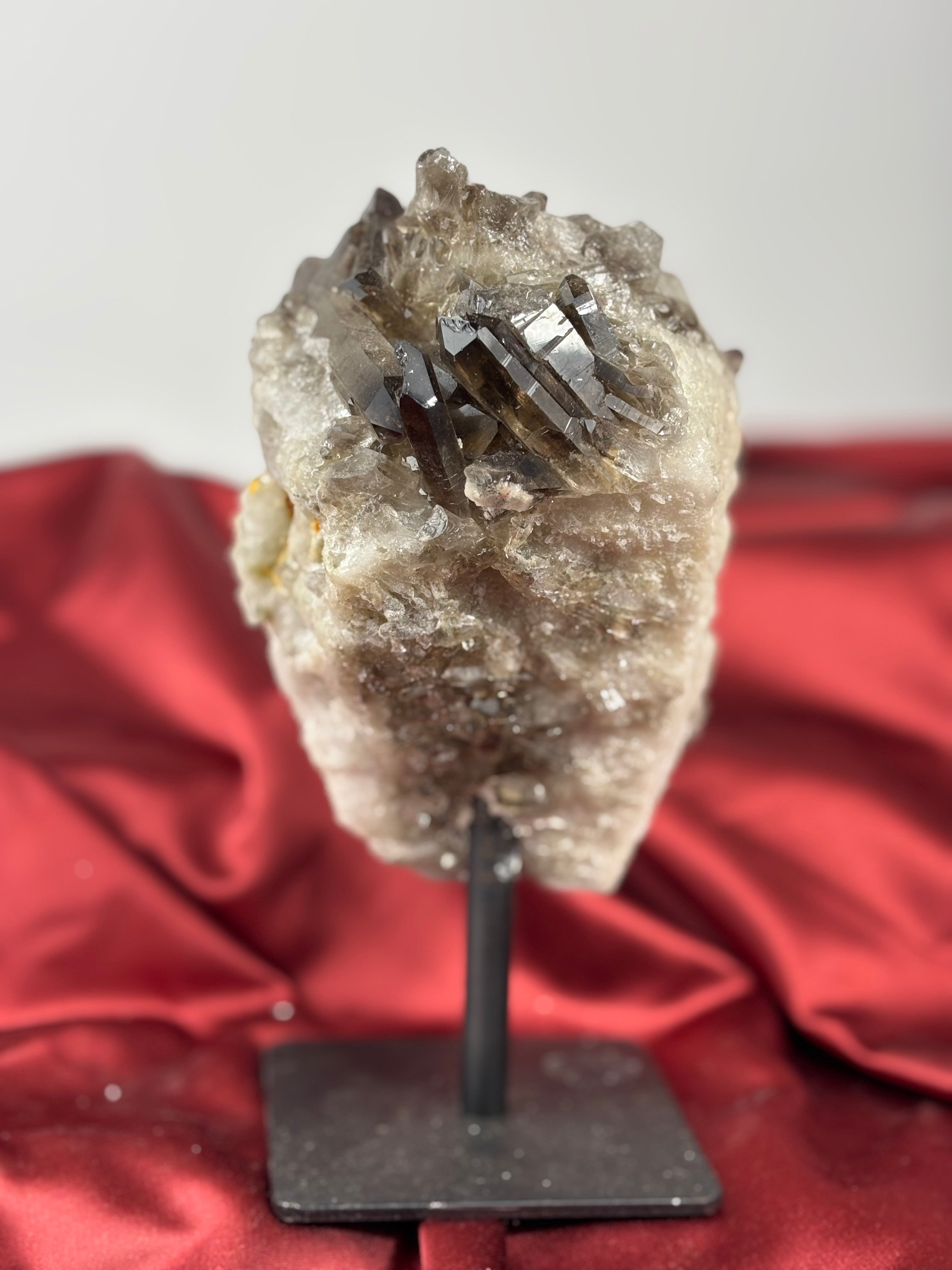 Füstkvarc fekete állványon 1kg