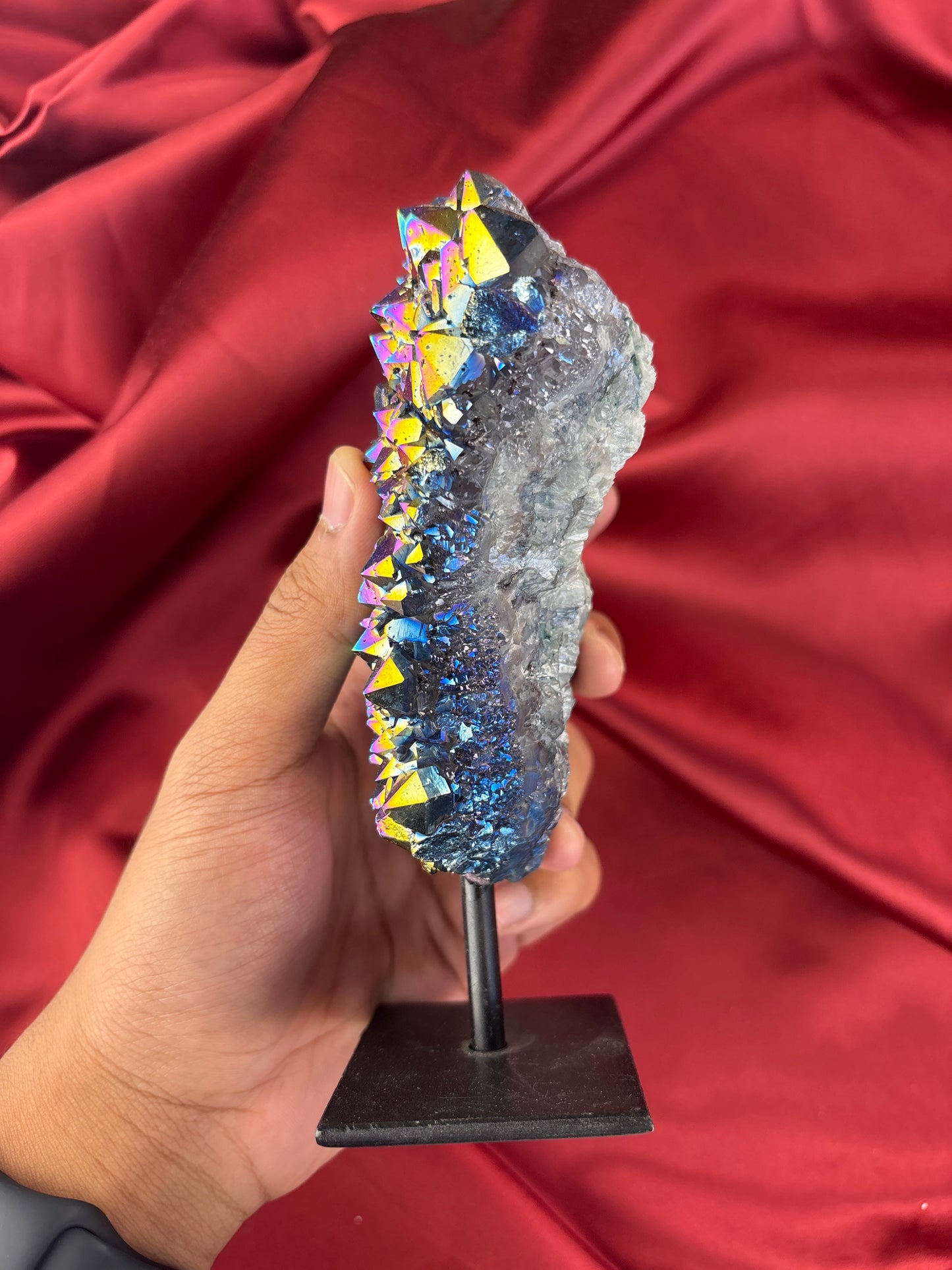 Titanium Aura Quartz on a metal stand/Titanium Aura kvarc fém állványon (600g)