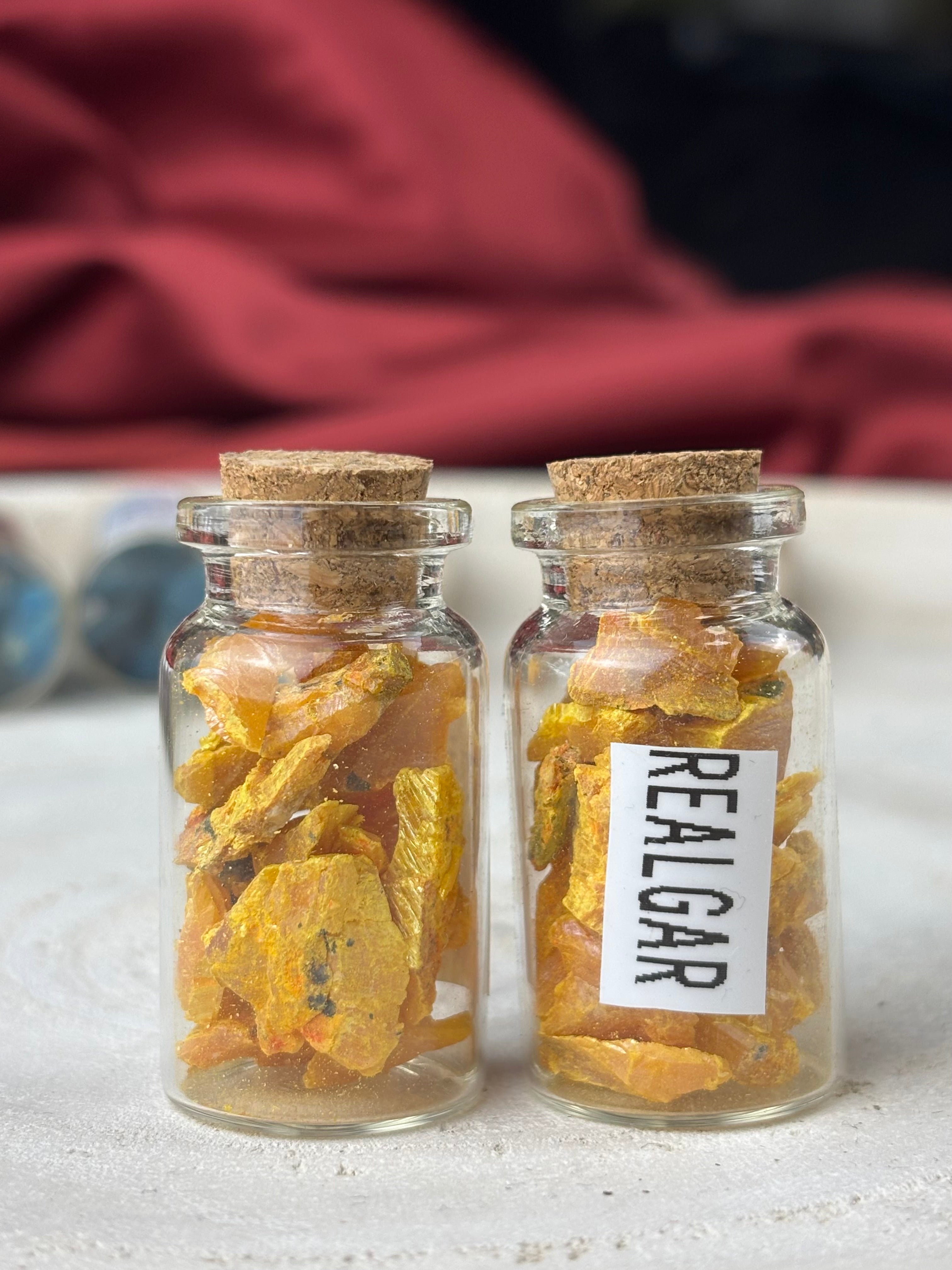 Small crystal +Jar/ kristály + tégely 🫙 Realgar