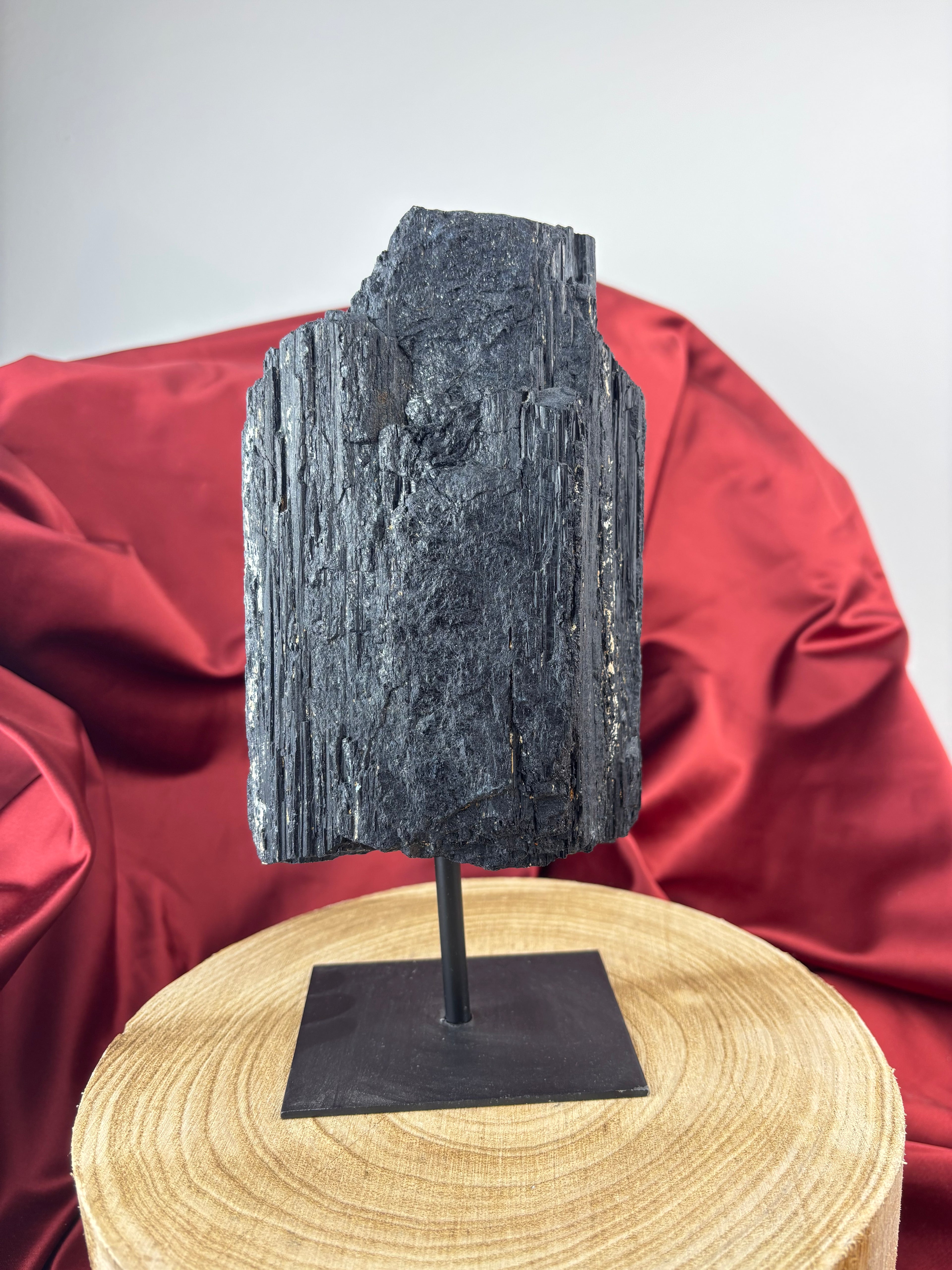 Fekete turmalin állvánnyal 3,2kg 22cm