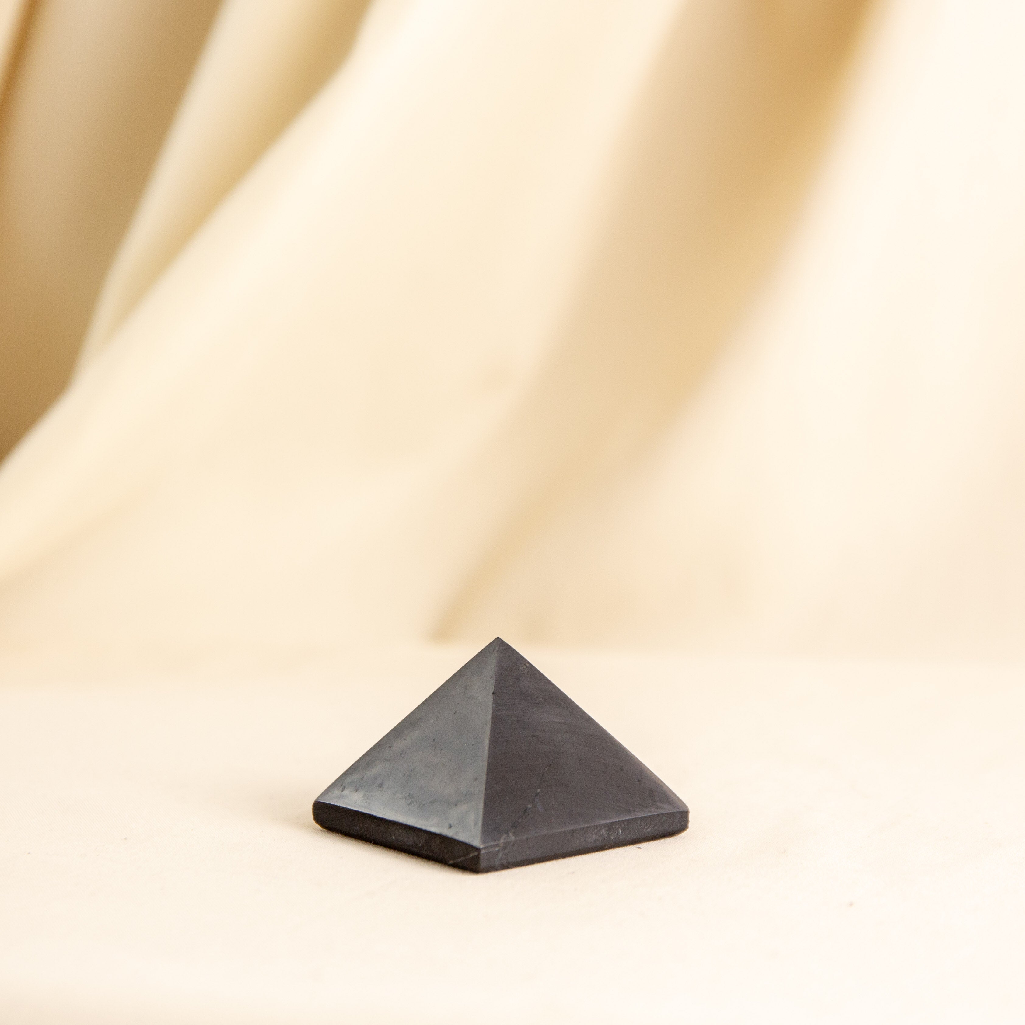 Shungit - Piramis 4 cm