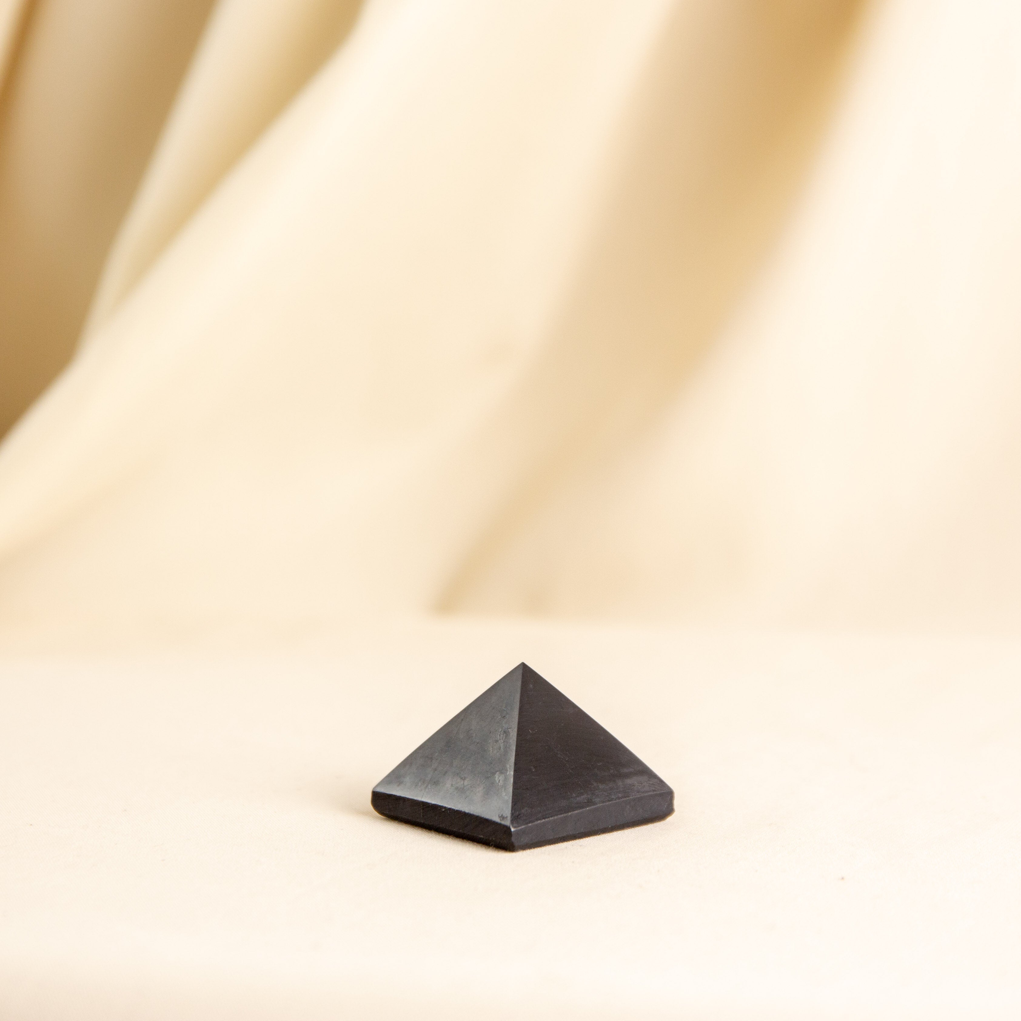 Shungit - Piramis 3cm