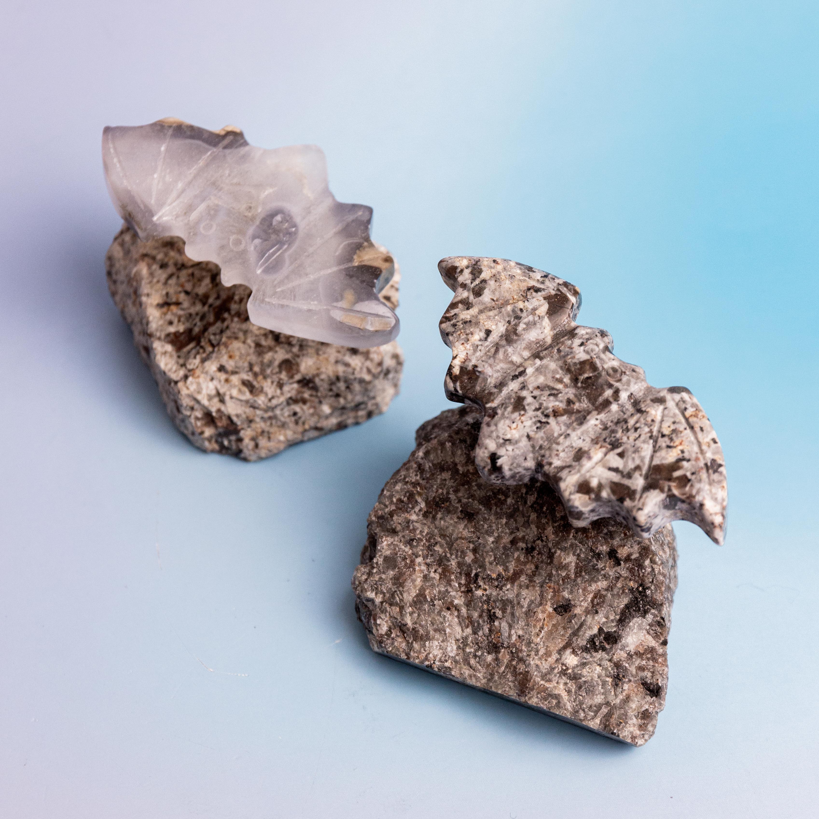 Agate Yooperlite Bat on the rock - 7cn