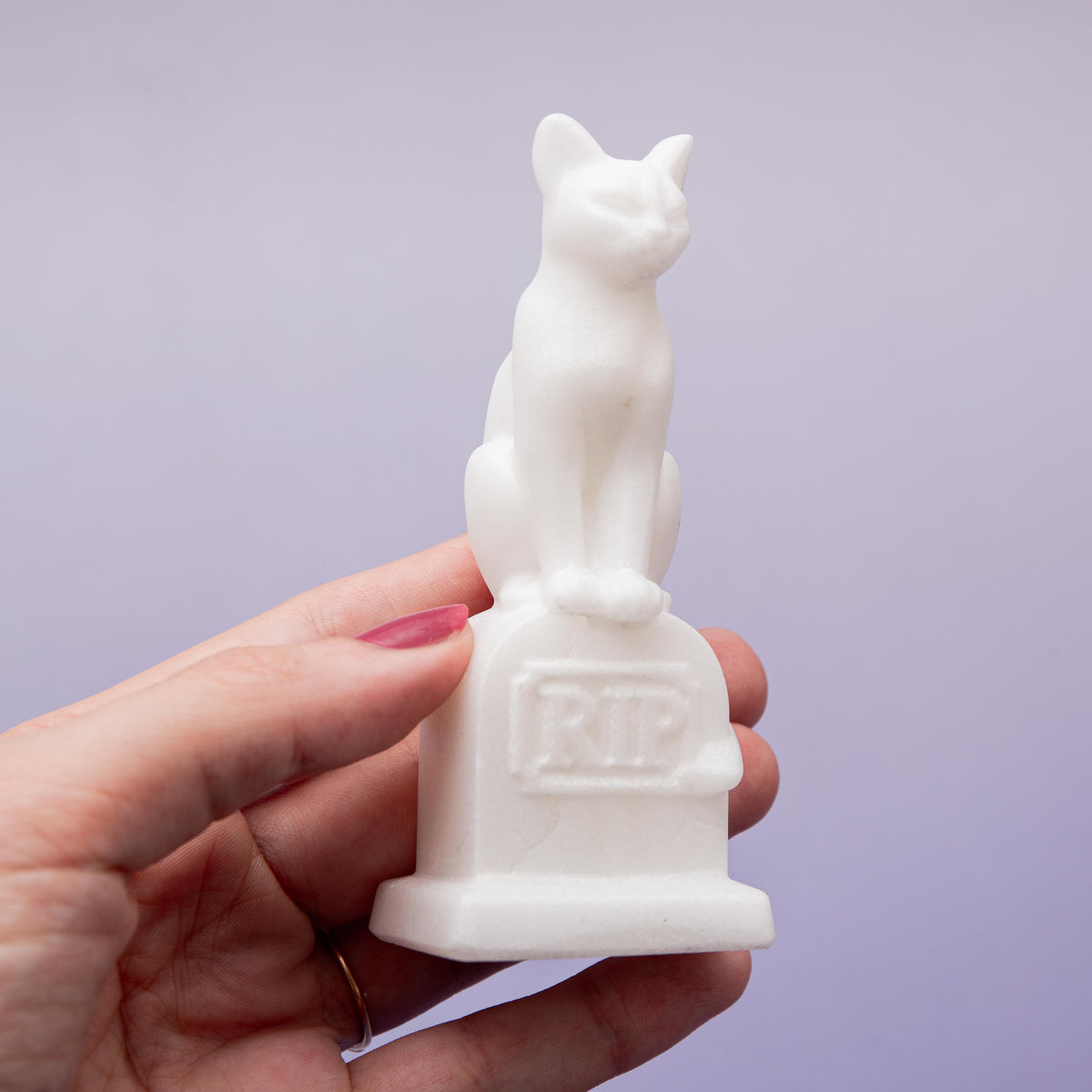 Calcite Cat on Tombstone - 6 cm 146gr (A)
