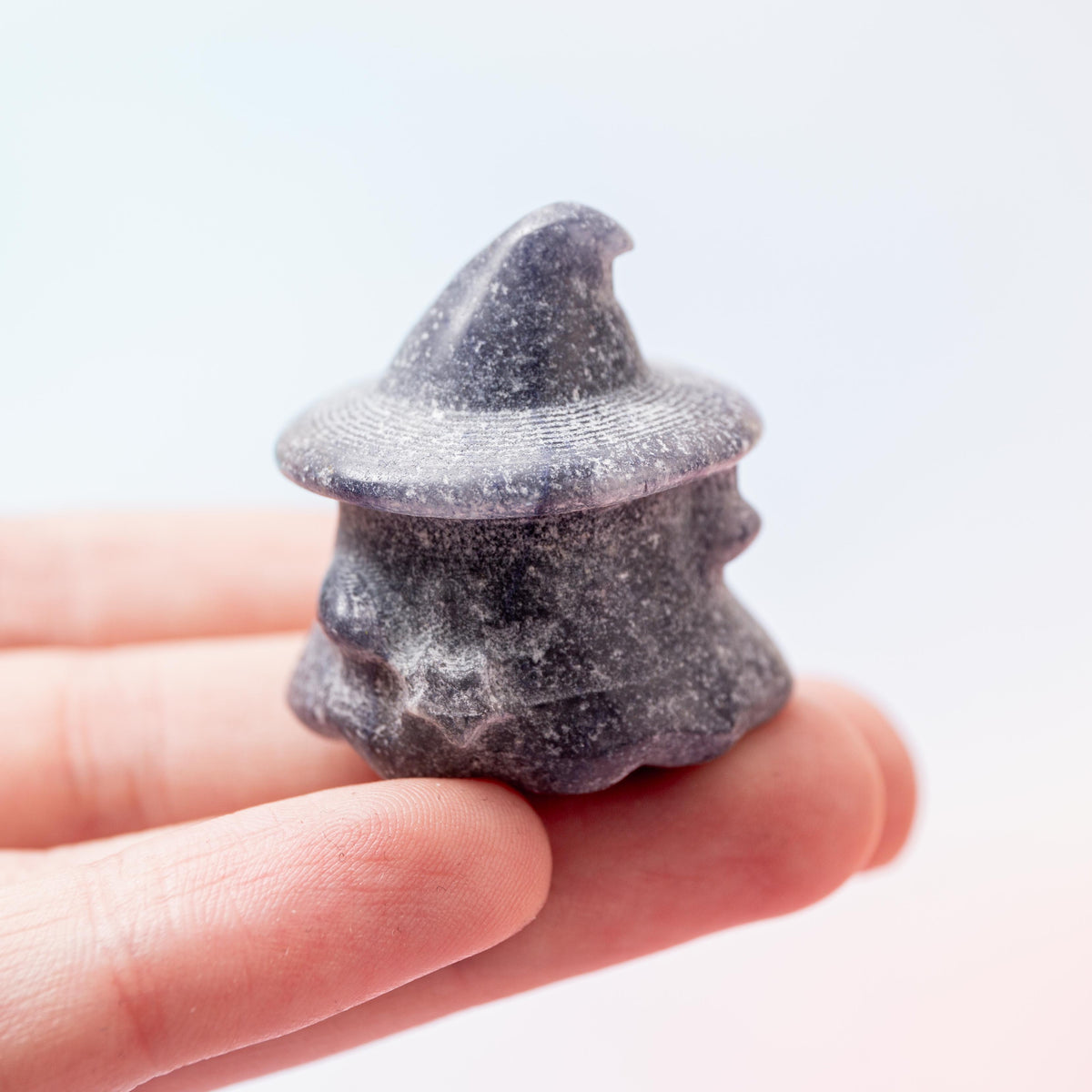 Blue Quartz Ghost in Hat - 4 cm (A3)