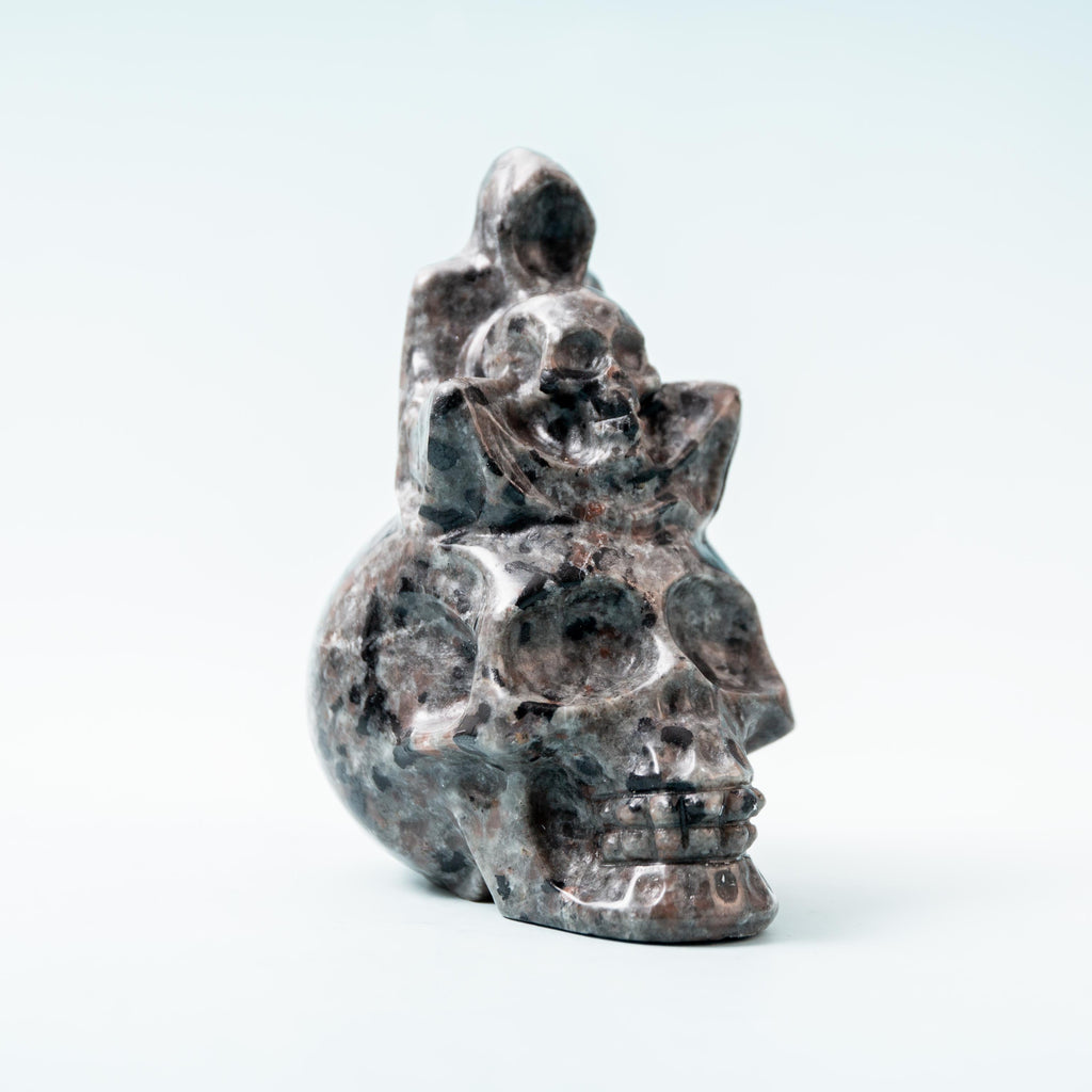 Yooperlite Skull with Ghost and Smaller Skull on Top - 10 cm 347 gr