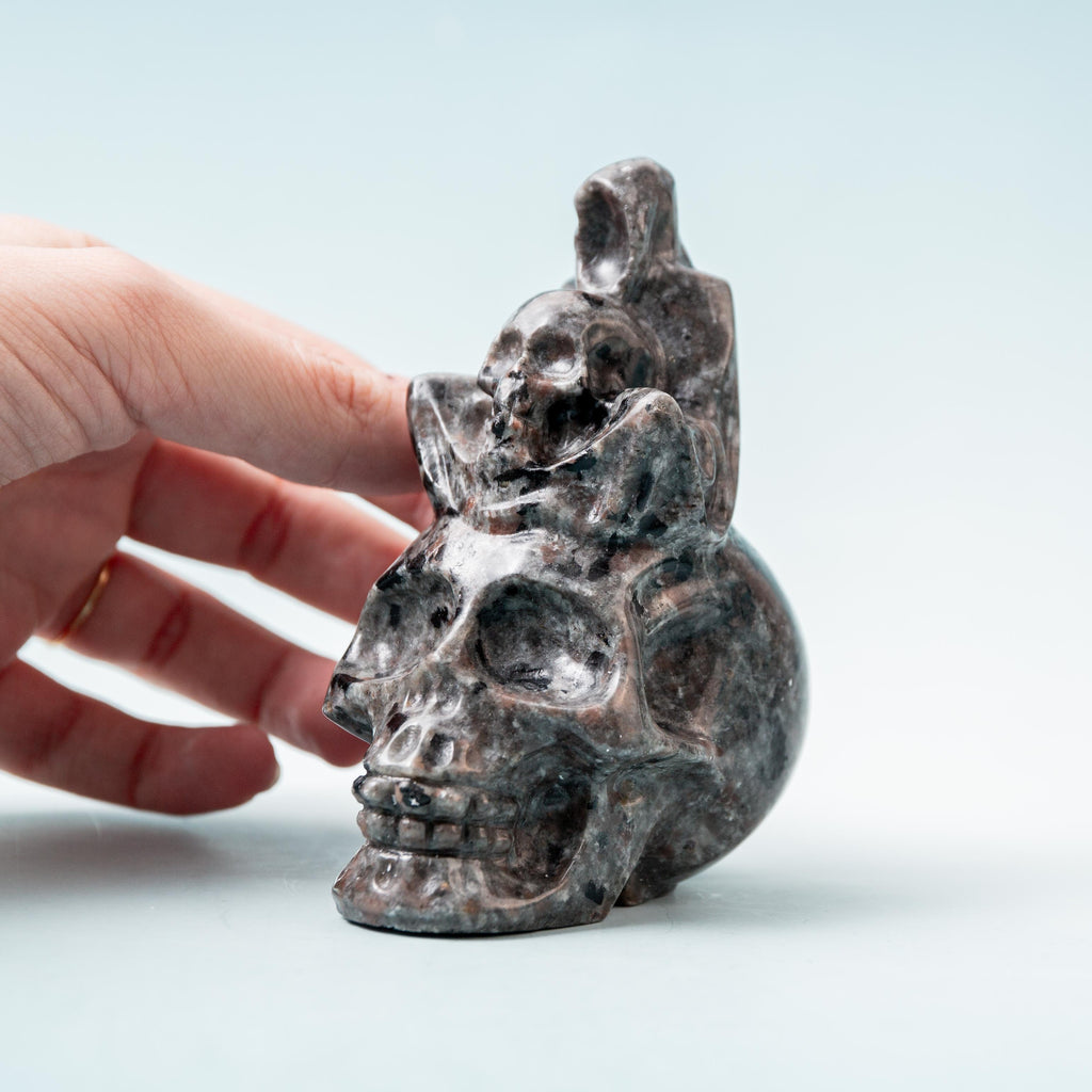 Yooperlite Skull with Ghost and Smaller Skull on Top - 10 cm 347 gr