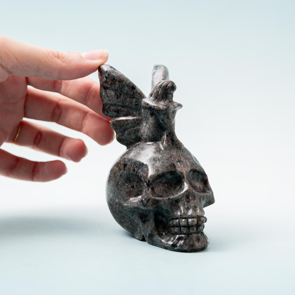 Yooperlite Skull with Fairy on Top - 10 cm 320 gr