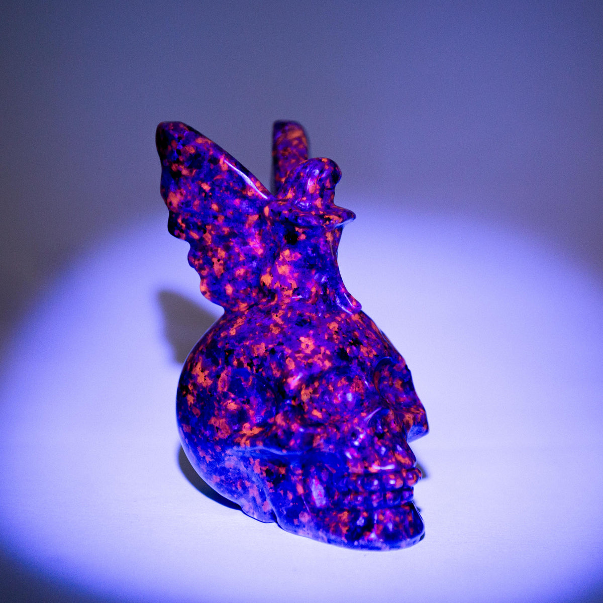 Yooperlite Skull with Fairy on Top - 10 cm 320 gr