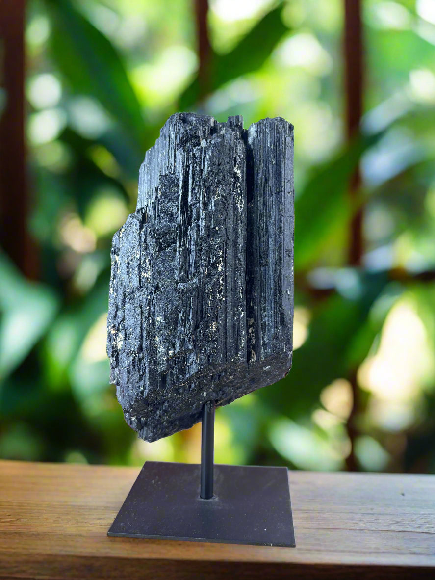 Fekete turmalin állvánnyal 2,5kg 23cm