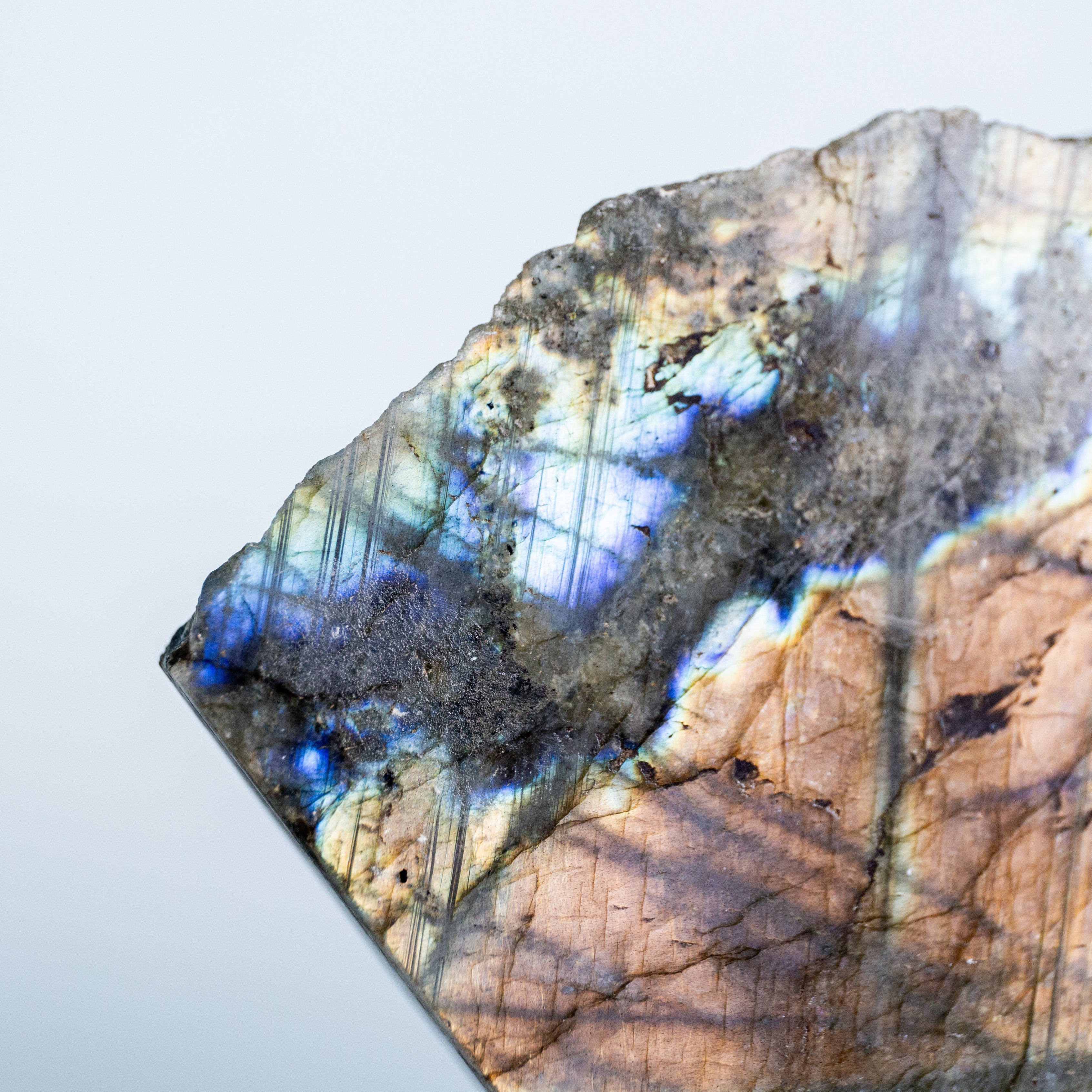 Labradorit egyik oldala csiszolt - 585g