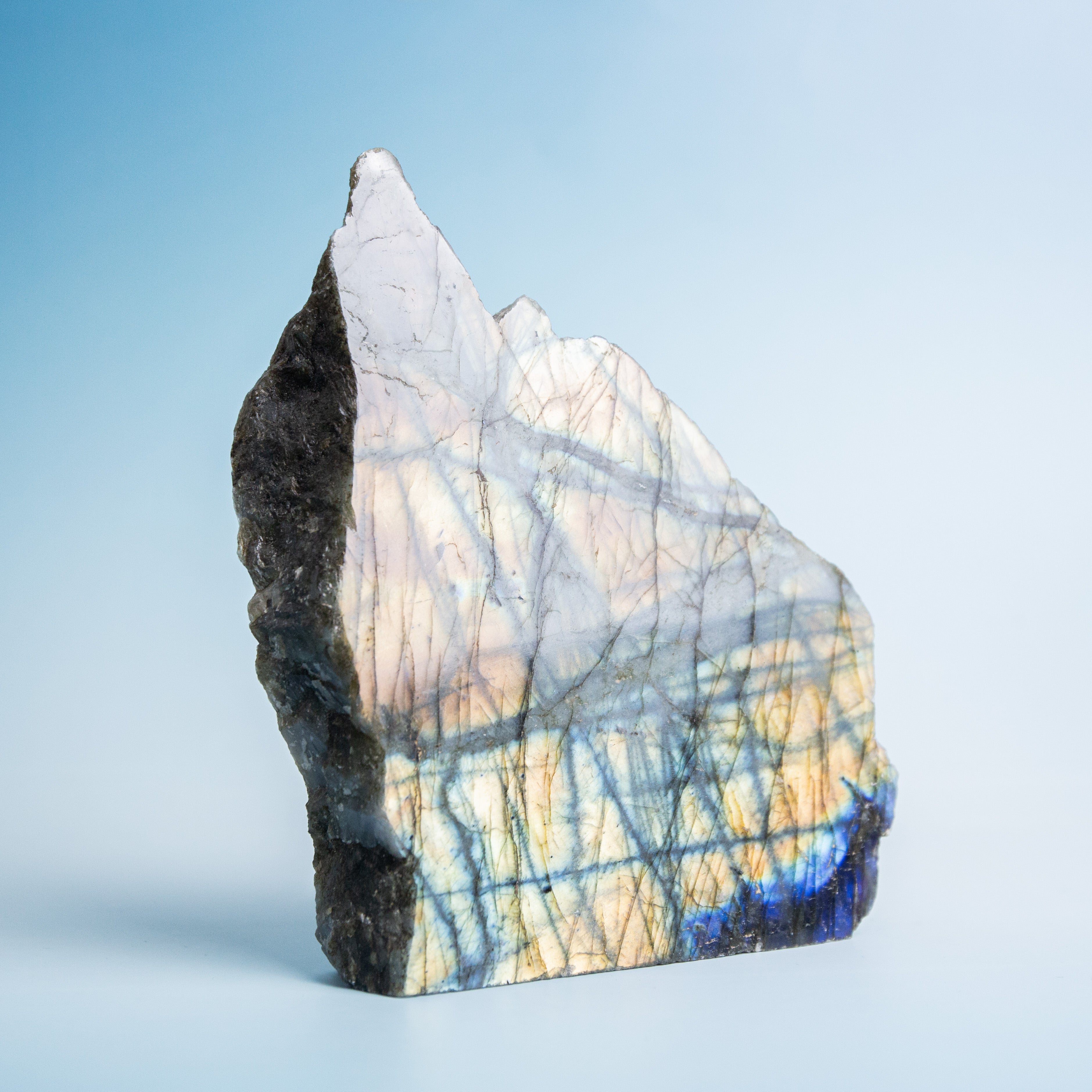 Labradorit egyik oldala csiszolt - 1141g