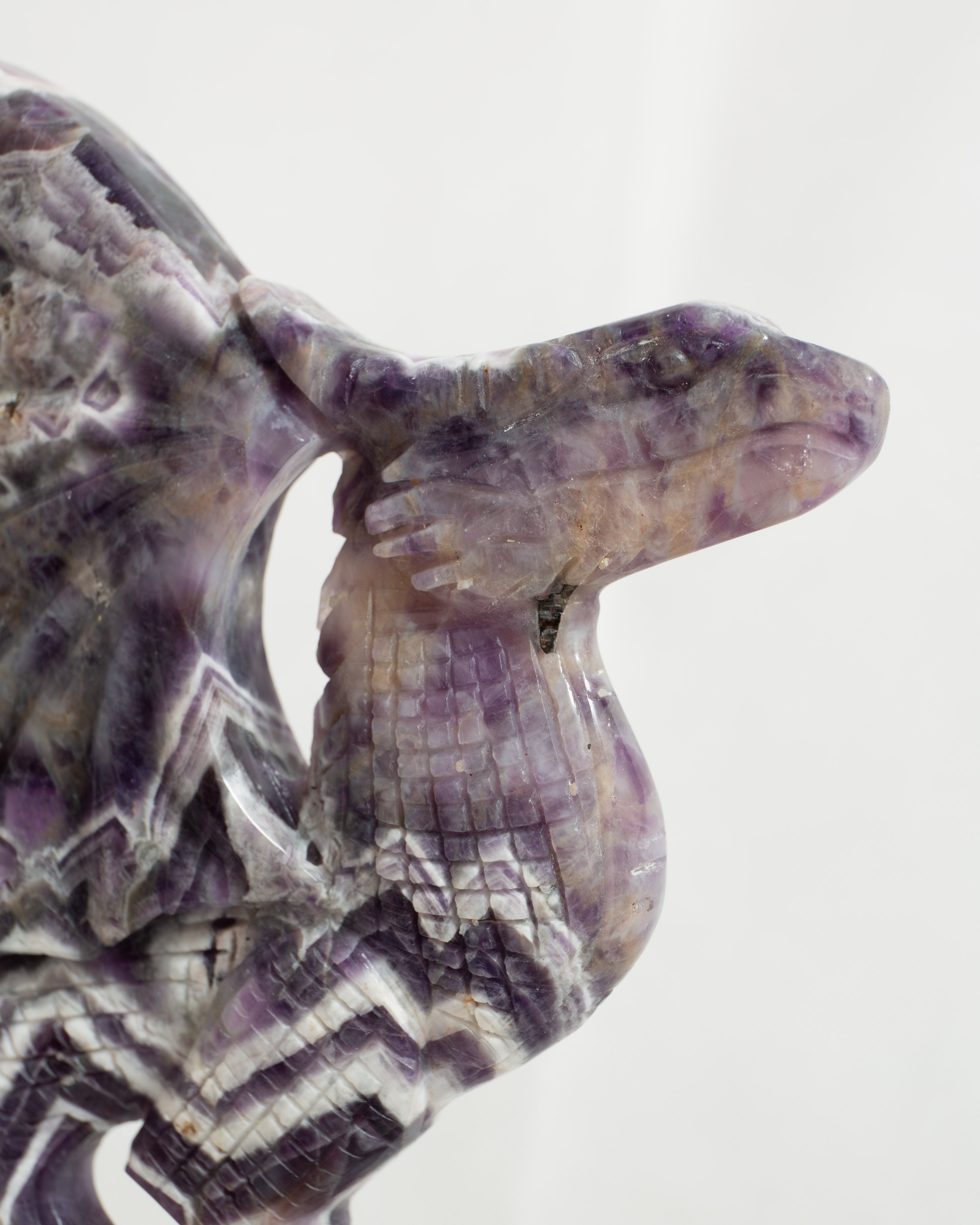 Chevron Ametiszt Sárkány Faragvány Állványon