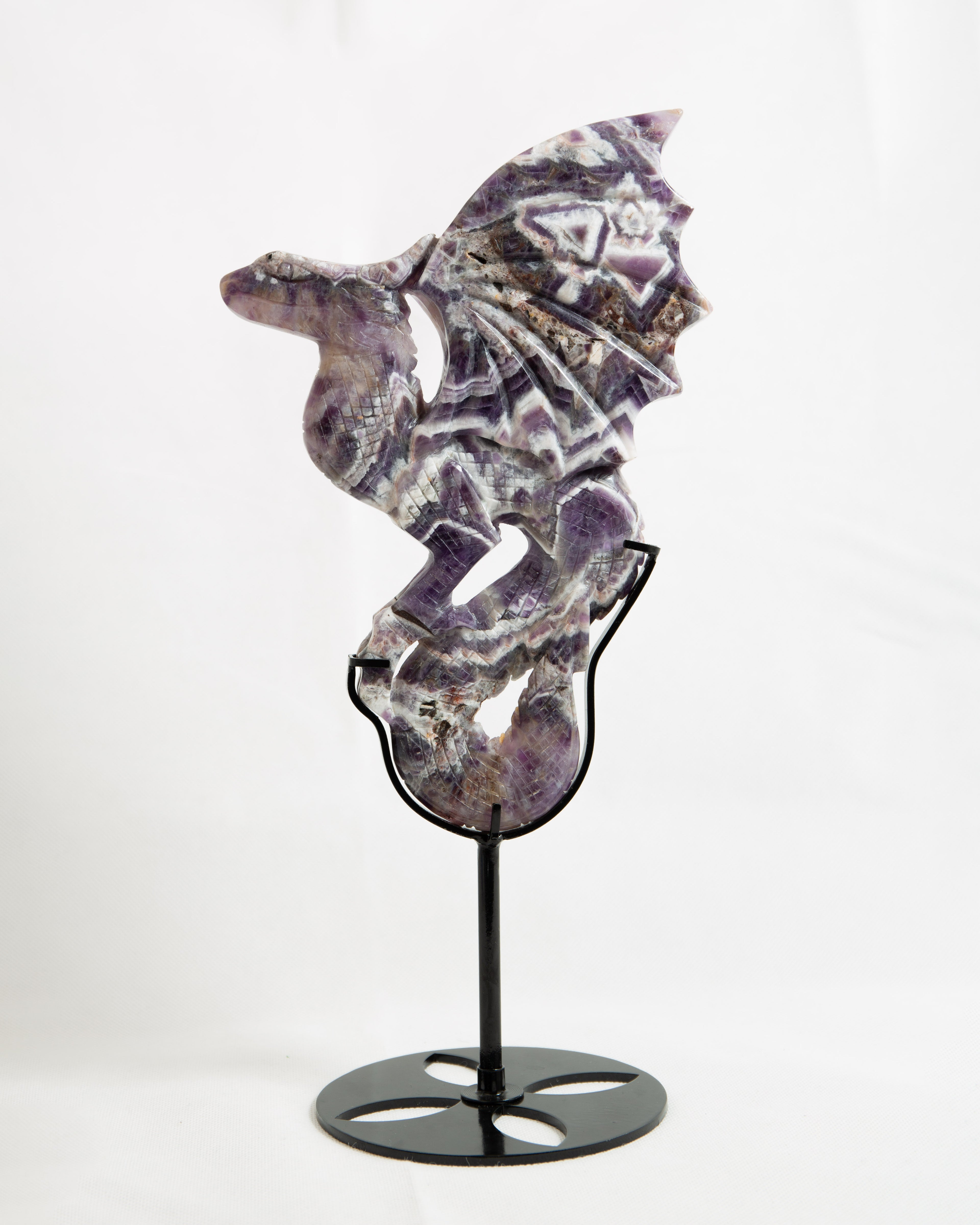 Chevron Ametiszt Sárkány Faragvány Állványon