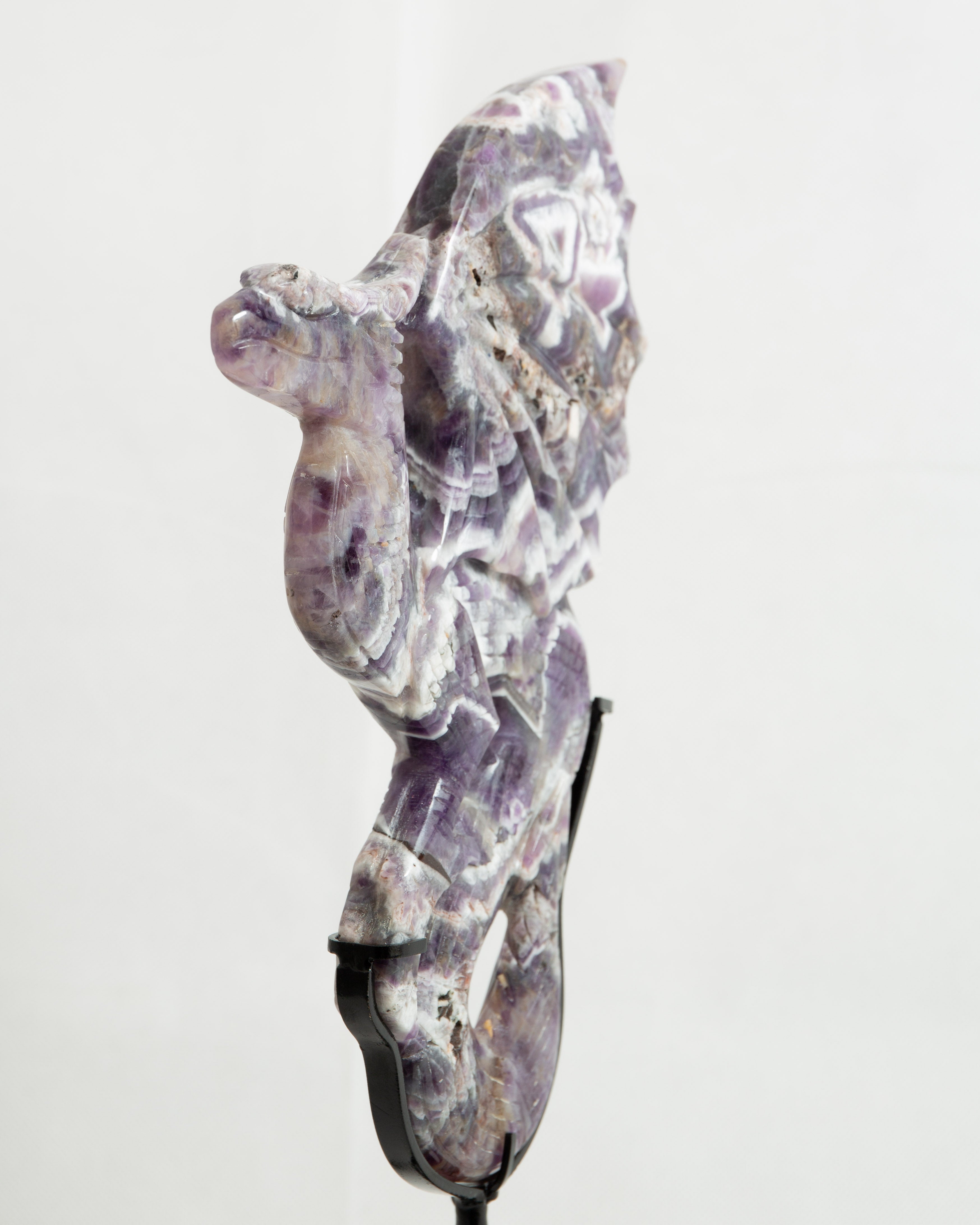 Chevron Ametiszt Sárkány Faragvány Állványon