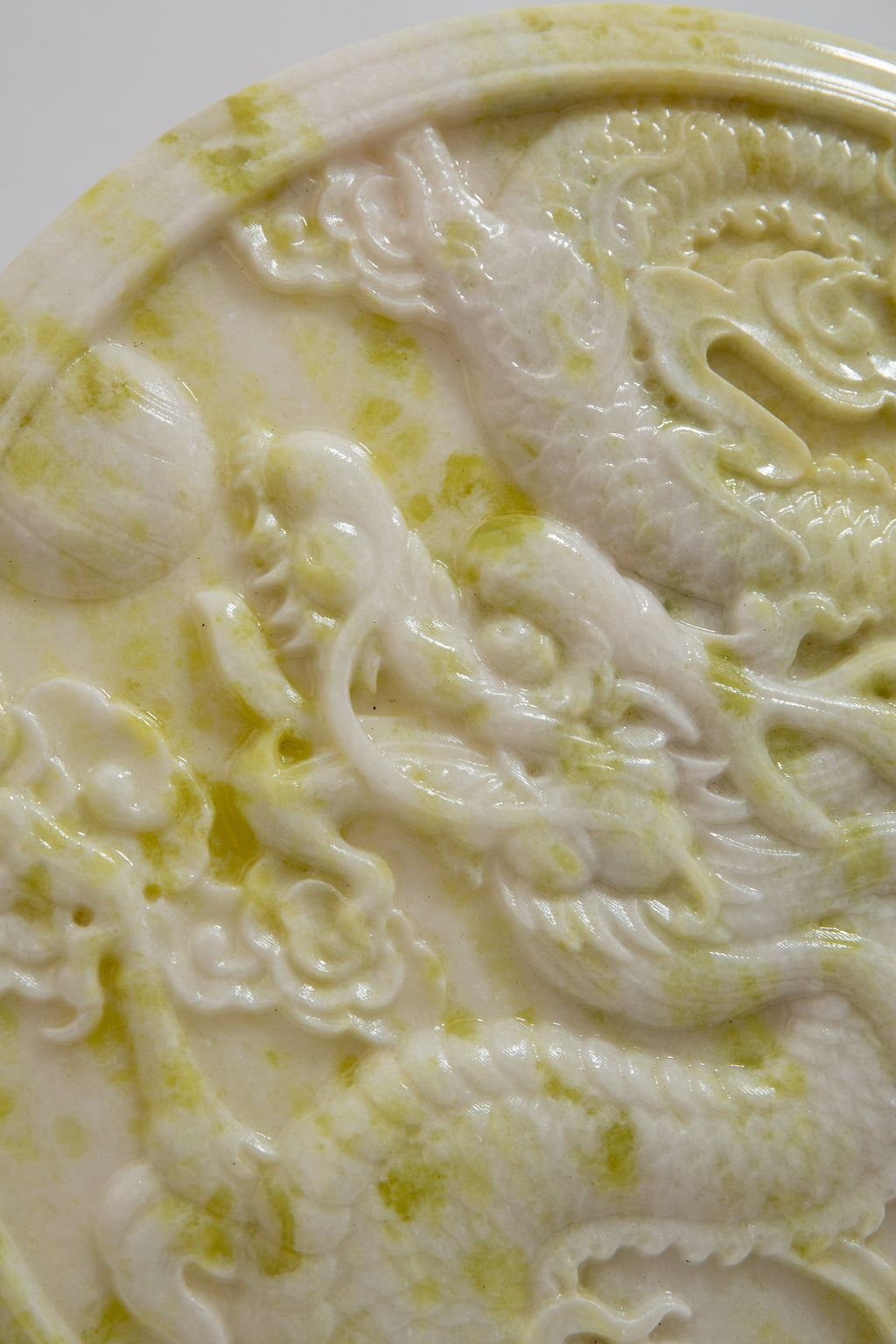Sárkánymintás Korong Szerpentinből / Dragon Pattern Disc – Serpentine