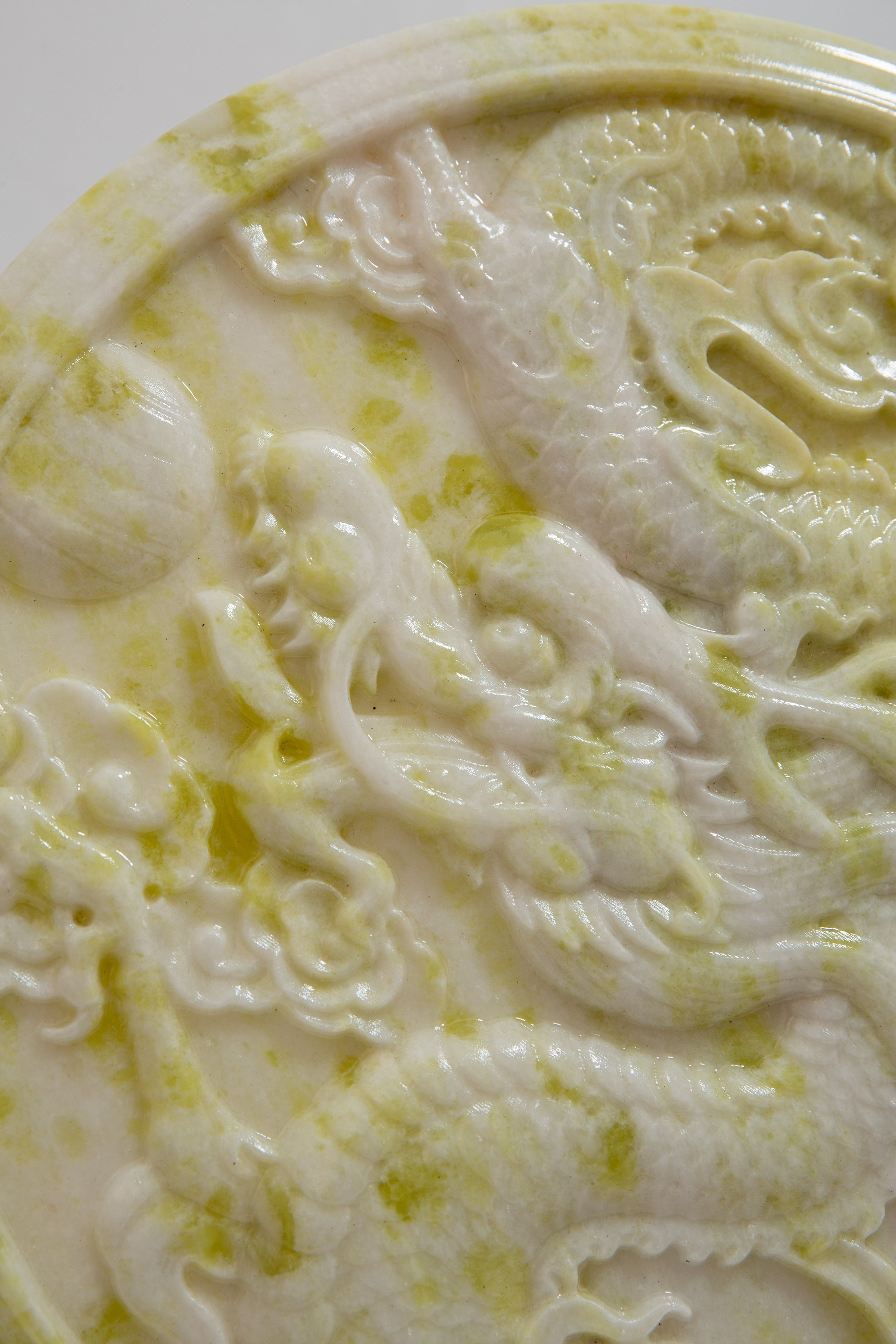 Sárkánymintás Korong Szerpentinből / Dragon Pattern Disc – Serpentine