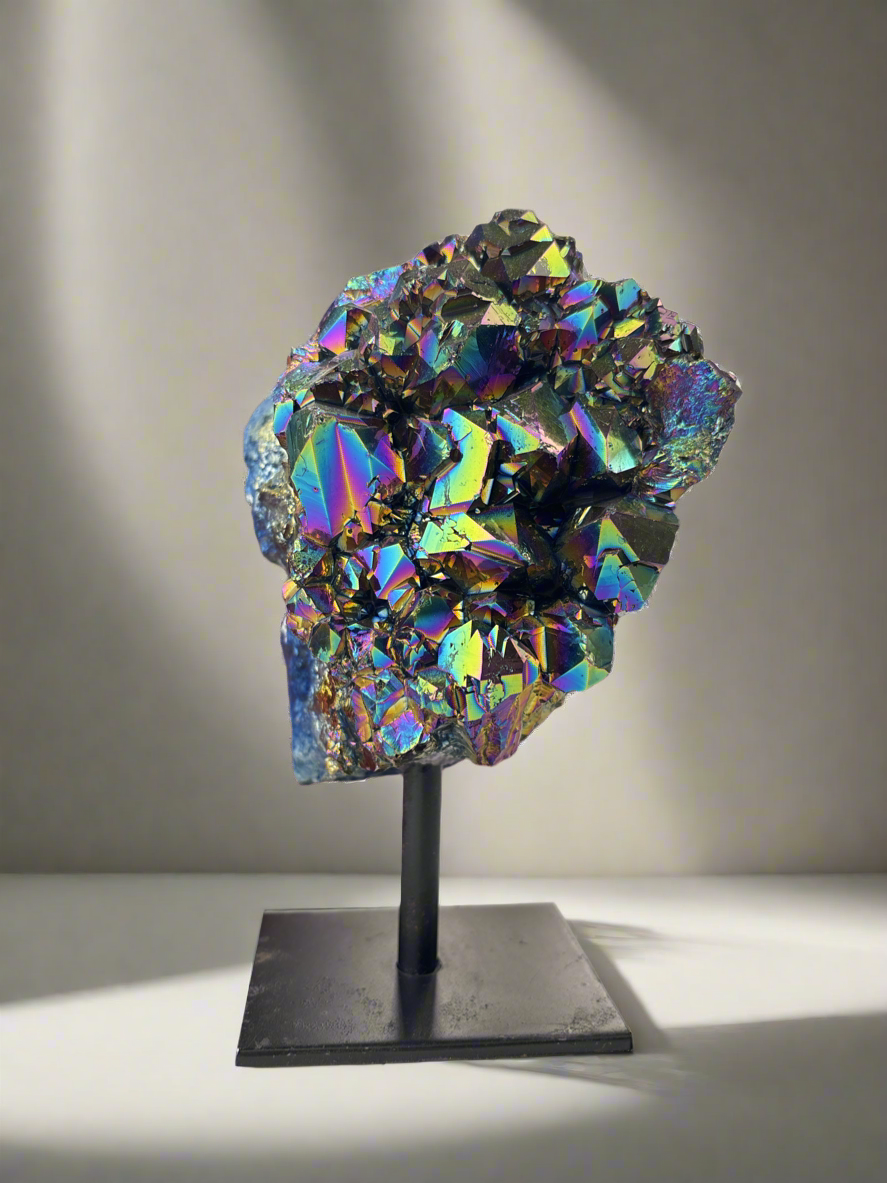 Titanium Aura Quartz on a metal stand / Titanium Aura kvarc fém állványon(1, 6kg)