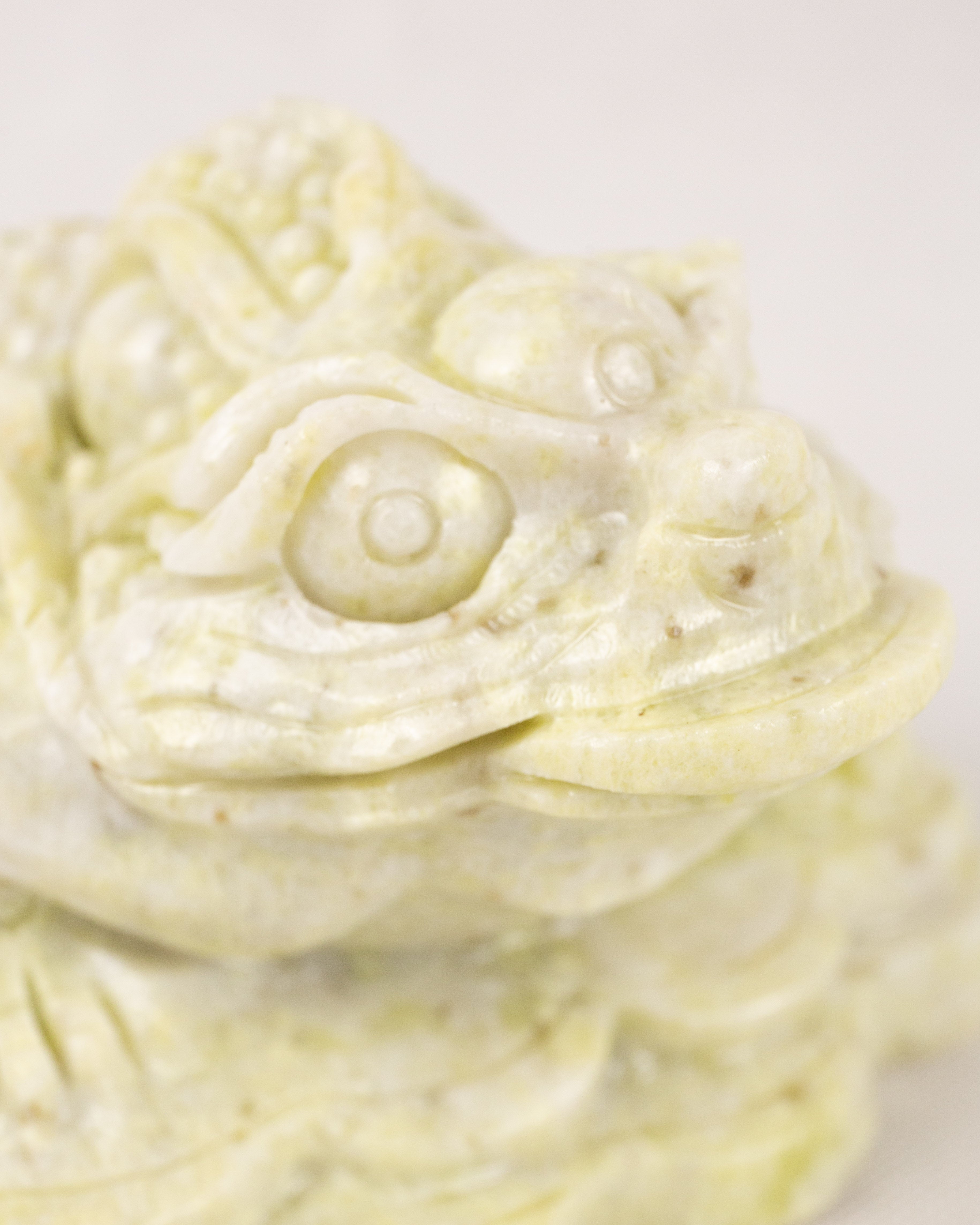 Pénzbéka (Money Frog) Szerpentinből