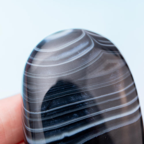 Black Agate Palm Stone - 6cm/92g (C)