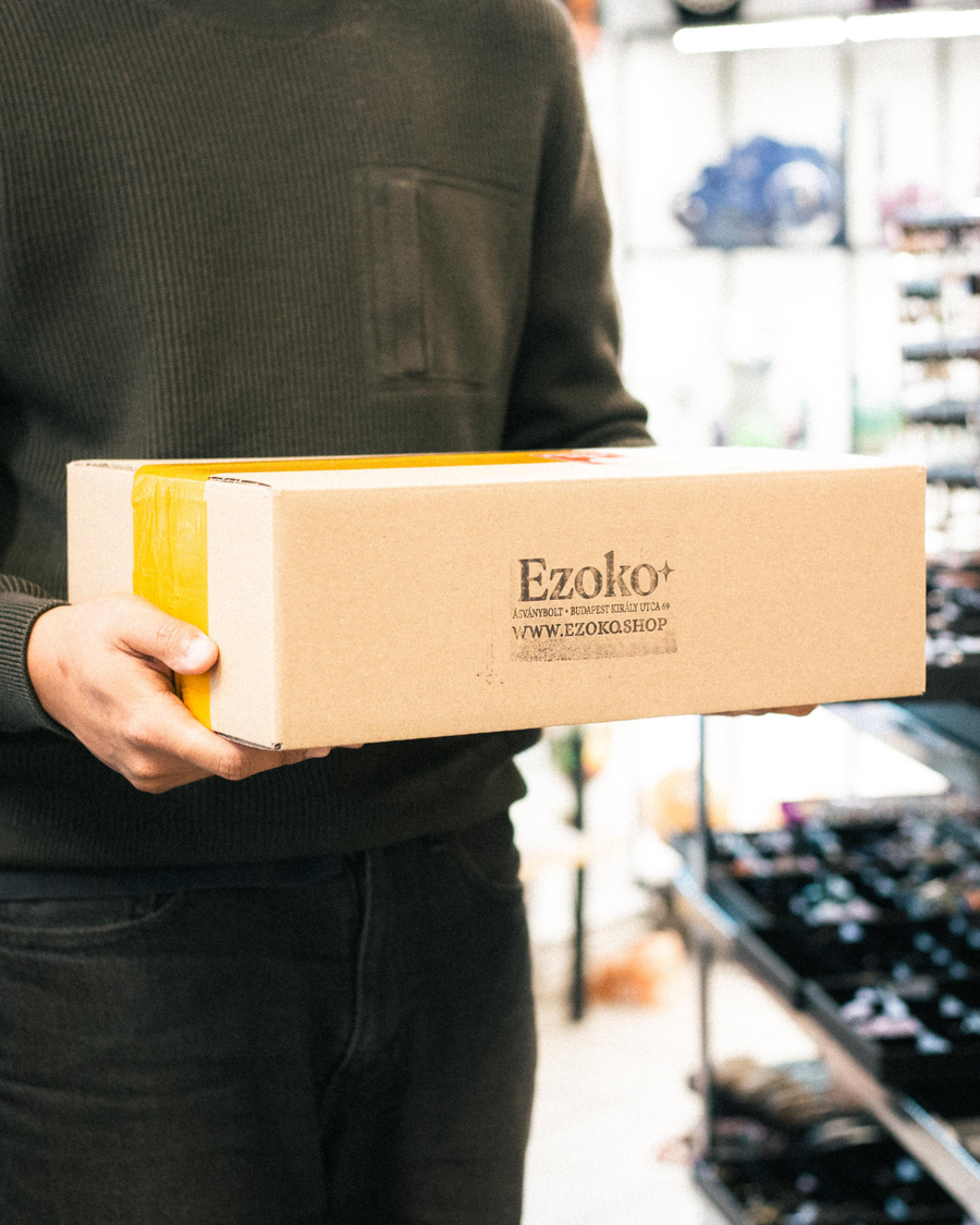 Feladásra kész Ezoko dobozok egymásra rakva